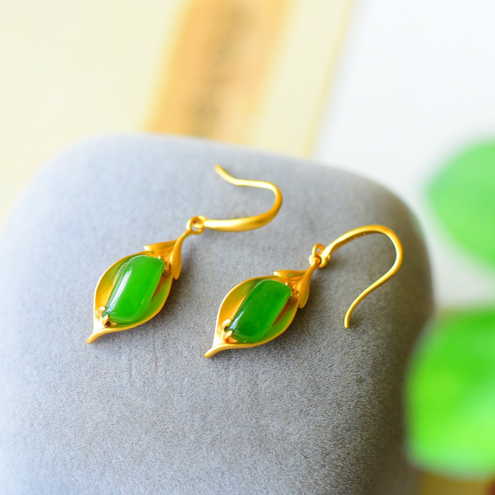 A Pair of Exquisite Sterling Silver-Gold Plated Inlaid Jasper Earrings: A Pair of Exquisite Sterling Silver-Gold Plated Inlaid Jasper Earrings,Size:0.4inx1.4in 一对纯银镀金镶碧玉耳环