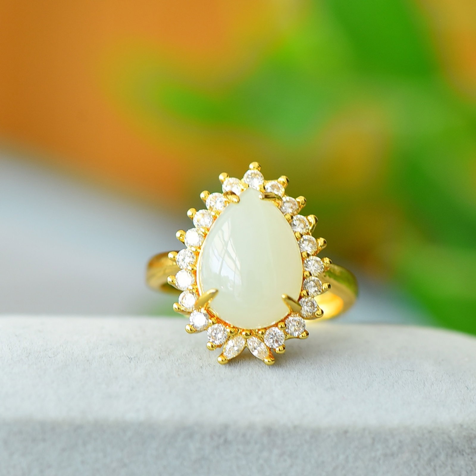 An Exquisite Bronze-Gold Plated Inlaid White Jade Ring: An Exquisite Bronze-Gold Plated Inlaid White Jade Ring,Size:0.4inx0.6in 铜镀金镶白玉戒指