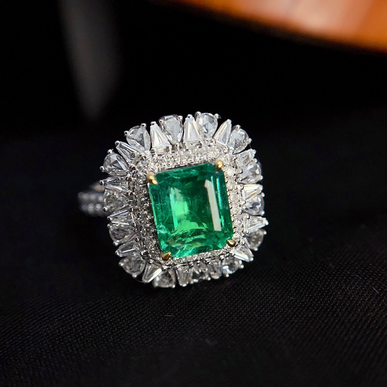 A Exquisite 18k Gold Inlaid 1.75ct Vivid Green and 1.349ct Diamond Ring: A Exquisite 18k Gold Inlaid 1.75ct Vivid Green and 1.349ct Diamond Ring,Total Weight:6.40g 18k金镶 1.75ct 祖母绿和 1.349ct 钻石戒指