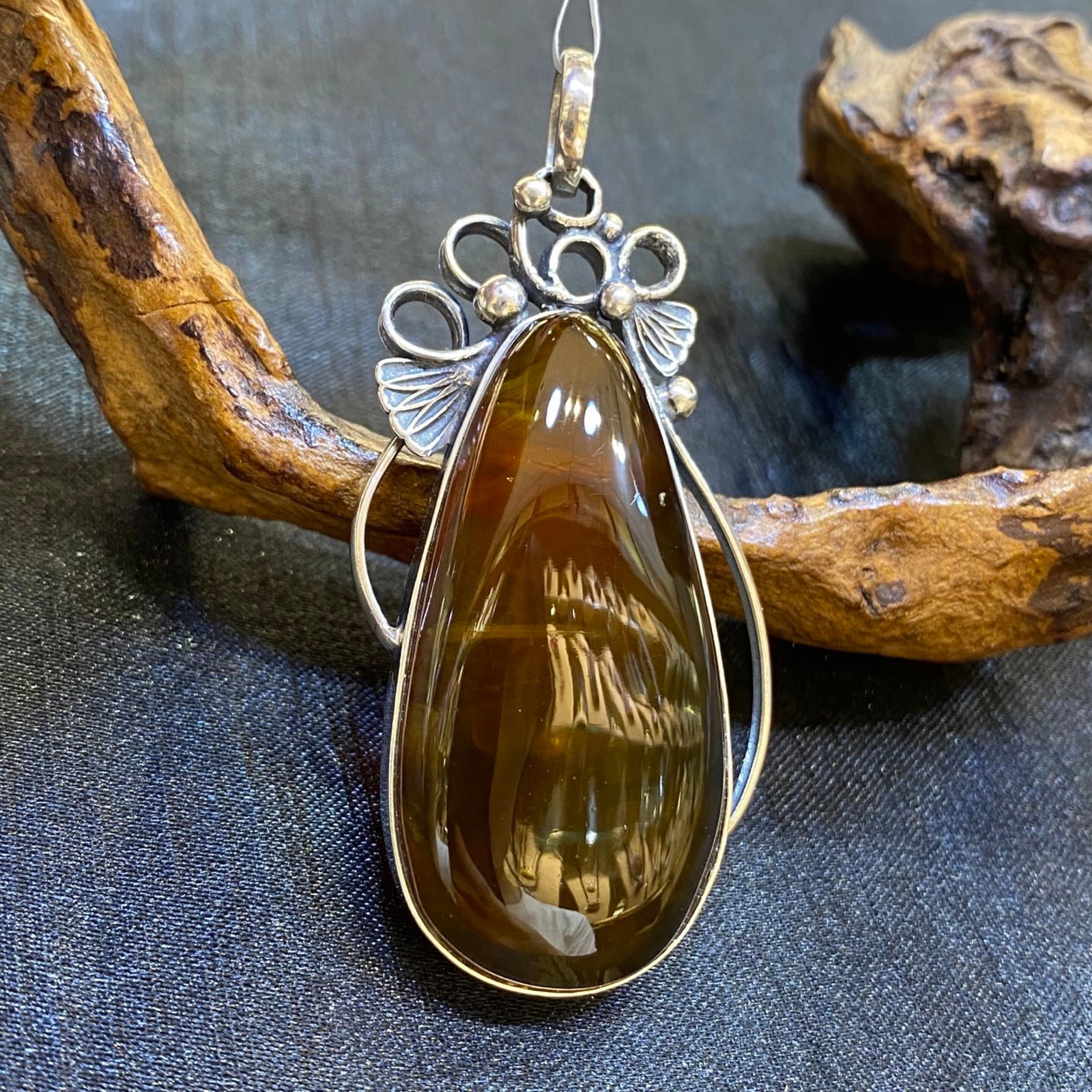An Exquisite Beeswax Inlaid Silver Necklace: An Exquisite Beeswax Inlaid Silver Necklace,Size:0.9in,Weight:13.3g 蜜蜡镶银项链