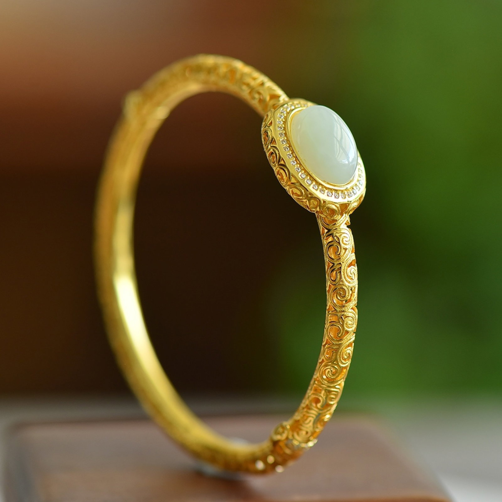 An Exquisite Sterling Silver-Gold Plated Inlaid White Jade Bracelet: An Exquisite Sterling Silver-Gold Plated Inlaid White Jade Bracelet, 纯银镀金镶白玉手镯