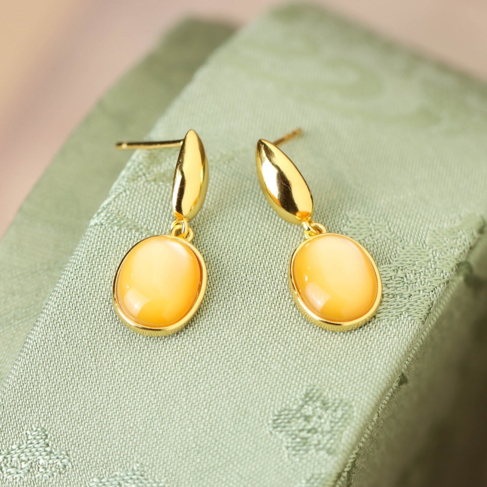 A Pair of Exquisite Sterling Silver Inlaid Shell Earrings: A Pair of Exquisite Sterling Silver Inlaid Shell Earrings 一对纯银镶贝壳耳环