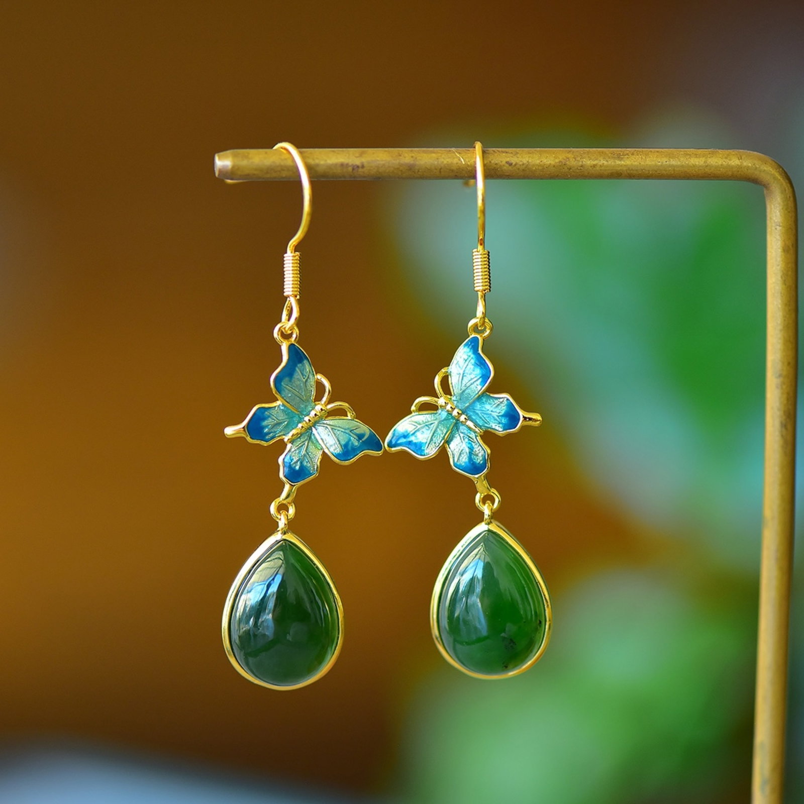 A Pair of Exquisite Bronze-Gold Plated Inlaid Jasper Earrings: A Pair of Exquisite Bronze-Gold Plated Inlaid Jasper Earrings,Size:0.4inx0.6in 一对铜镀金镶碧玉耳环
