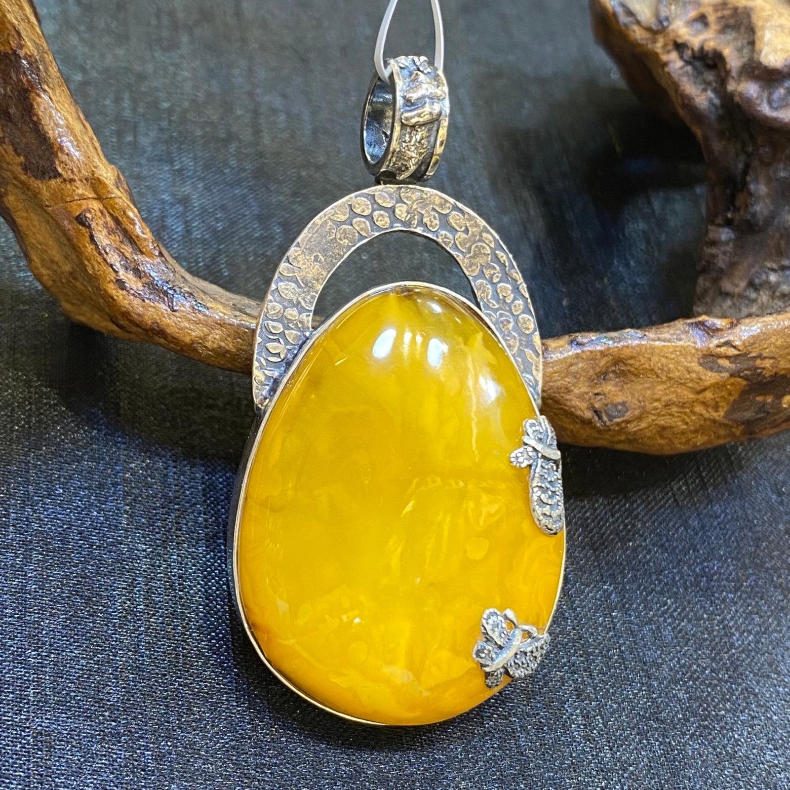 An Exquisite Beeswax Inlaid Silver Necklace: An Exquisite Beeswax Inlaid Silver Necklace,Size:1.3in,Weight:15.5g 蜜蜡镶银项链