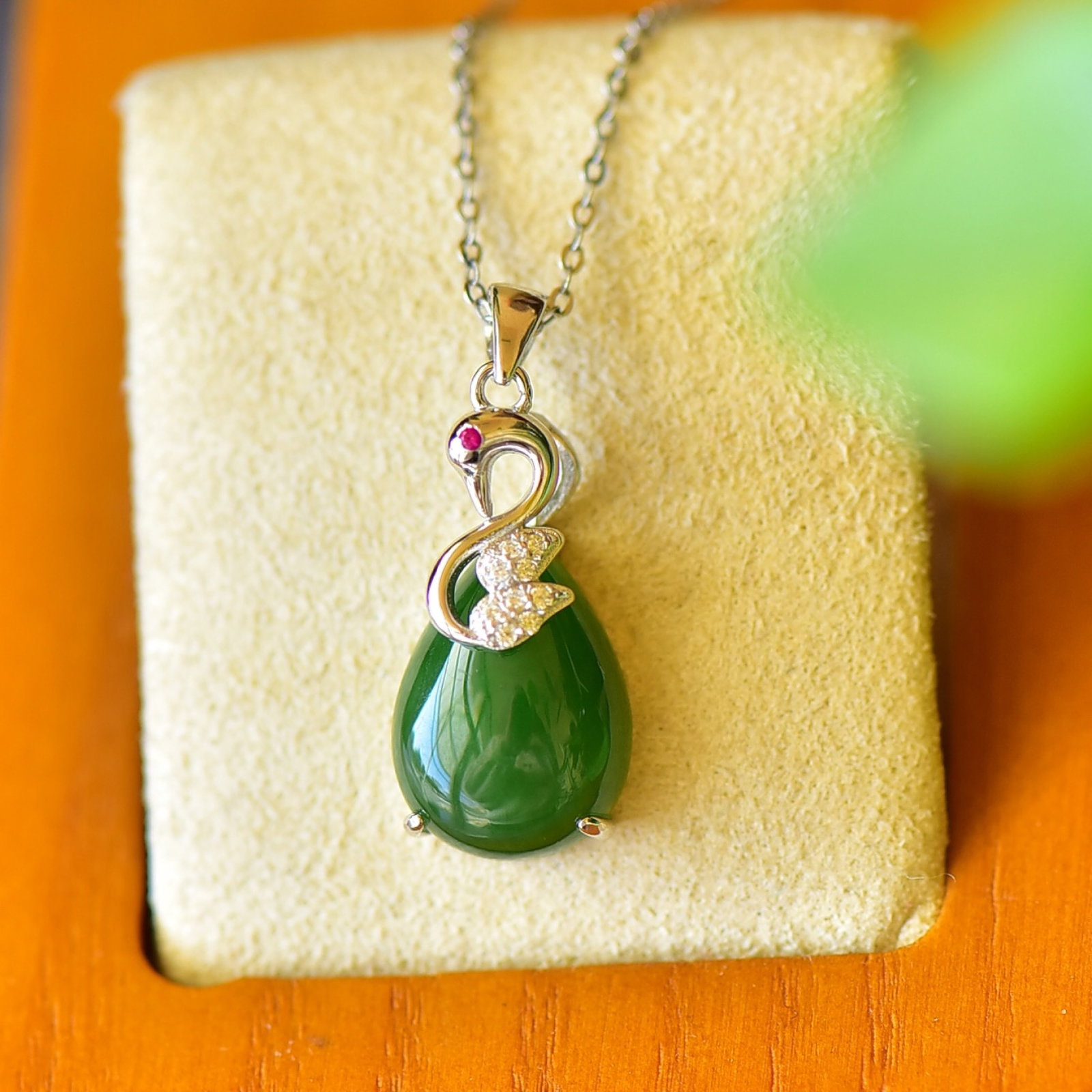 An Exquisite Sterling Silver Inlaid Jasper Necklace,Inlaid Diamond: An Exquisite Sterling Silver Inlaid Jasper Necklace,Inlaid Diamond,Size:0.4inx1.1in 纯银镶碧玉项链,嵌钻石