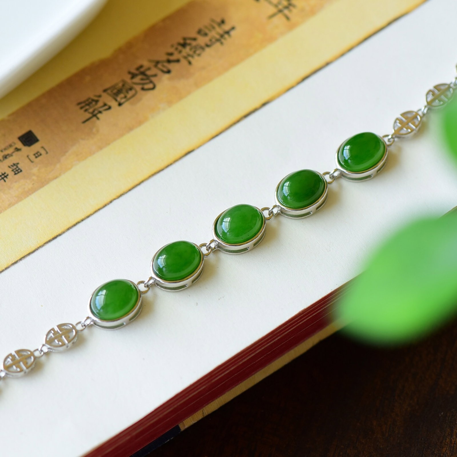 An Exquisite Sterling Silver Inlaid Jasper Bracelet: An Exquisite Sterling Silver Inlaid Jasper Bracelet,Size:0.4inx0.7in 纯银镶碧玉手链
