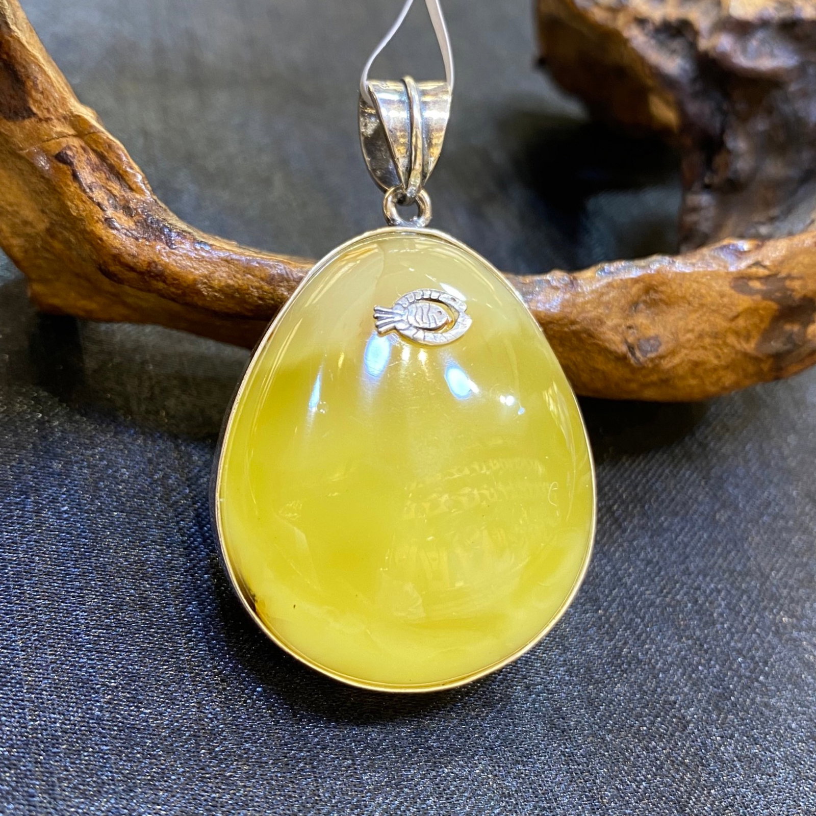 An Exquisite Beeswax Inlaid Silver Necklace: An Exquisite Beeswax Inlaid Silver Necklace,Size:1.3in,Weight:15.4g 蜜蜡镶银项链