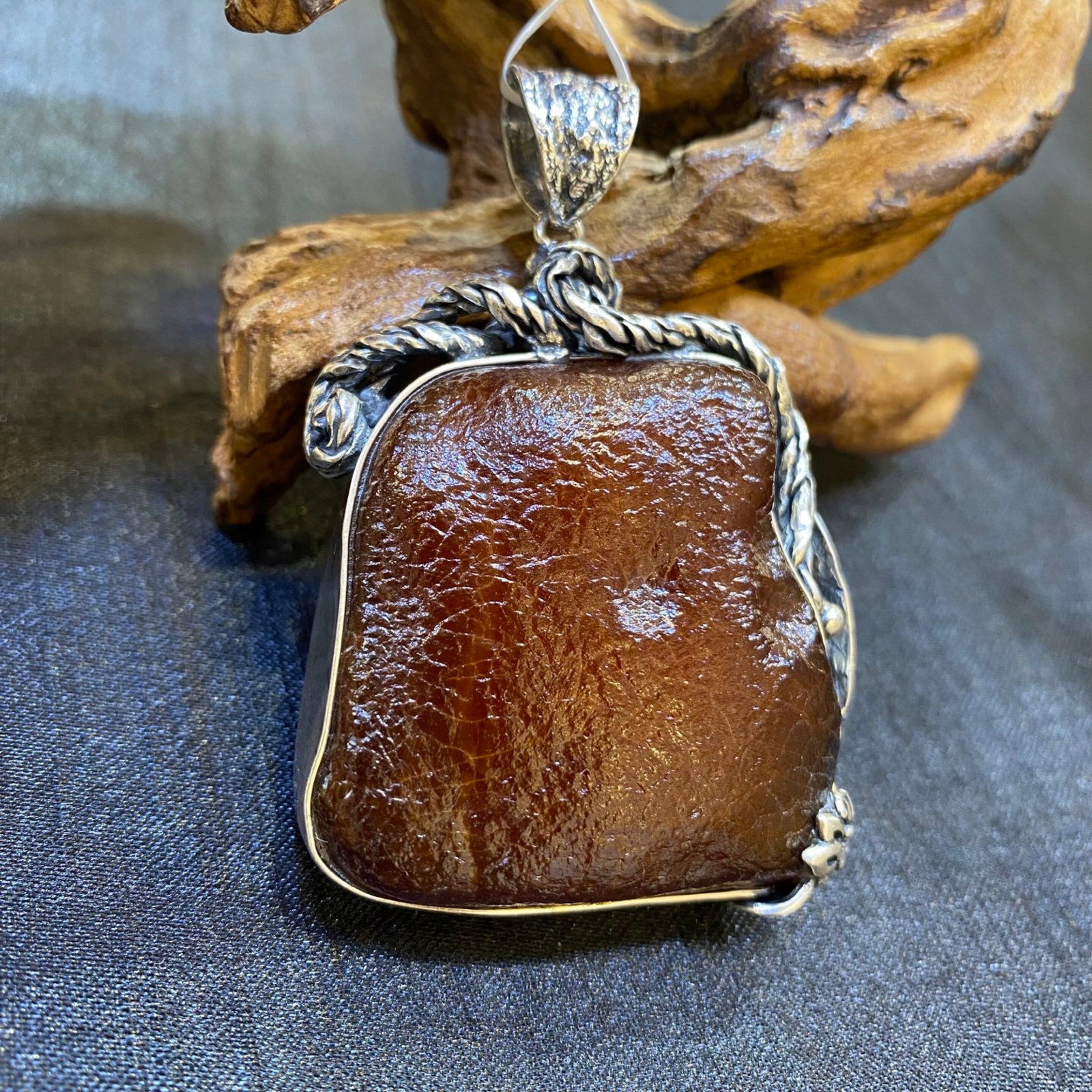 An Exquisite Beeswax Inlaid Silver Necklace: An Exquisite Beeswax Inlaid Silver Necklace,Size:1.7in,Weight:41.9g 蜜蜡镶银项链