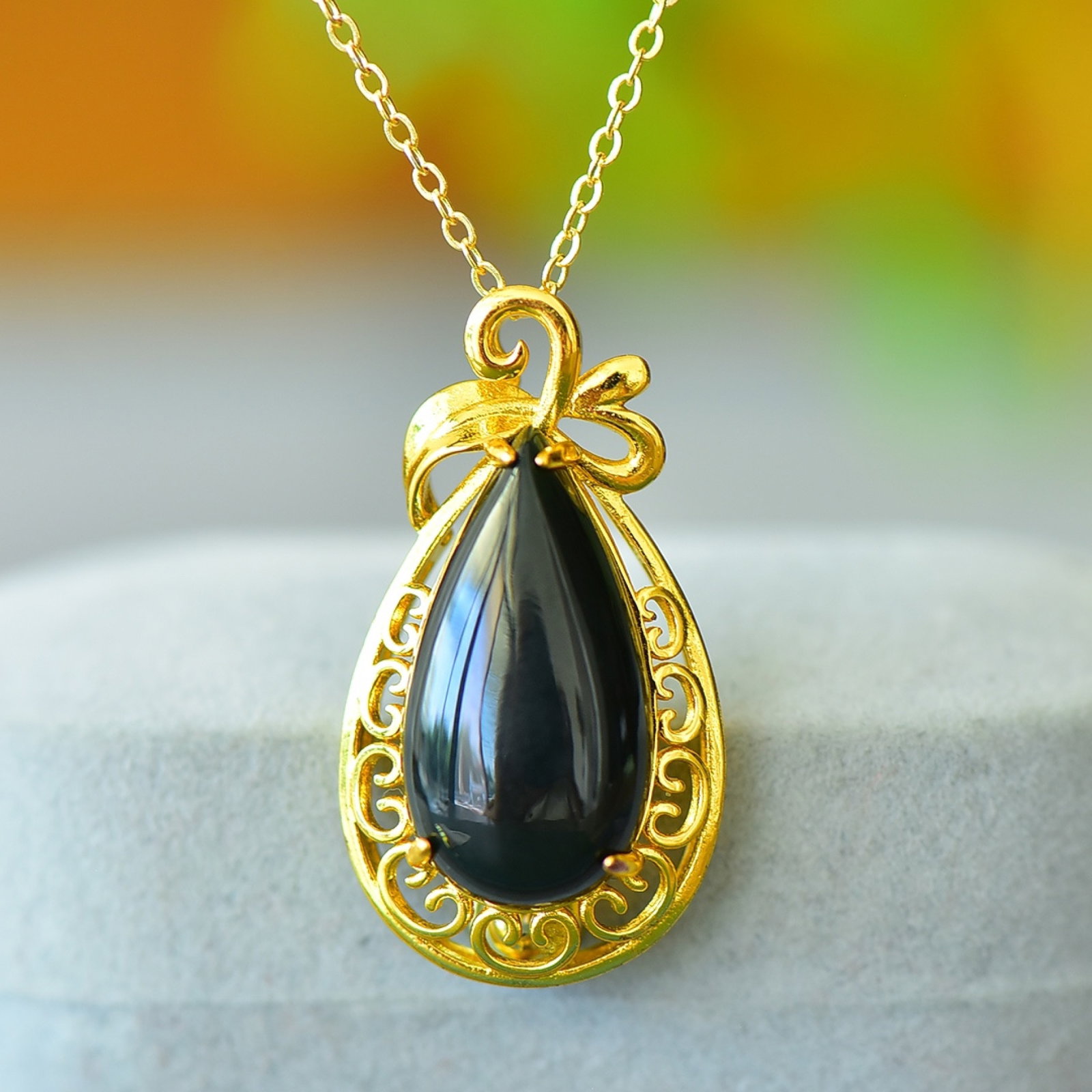 An Exquisite Bronze-Gold Plated Inlaid Green Jade Necklace: An Exquisite Bronze-Gold Plated Inlaid Green Jade Necklace,Size:0.5inx1in 铜镀金镶青玉项链