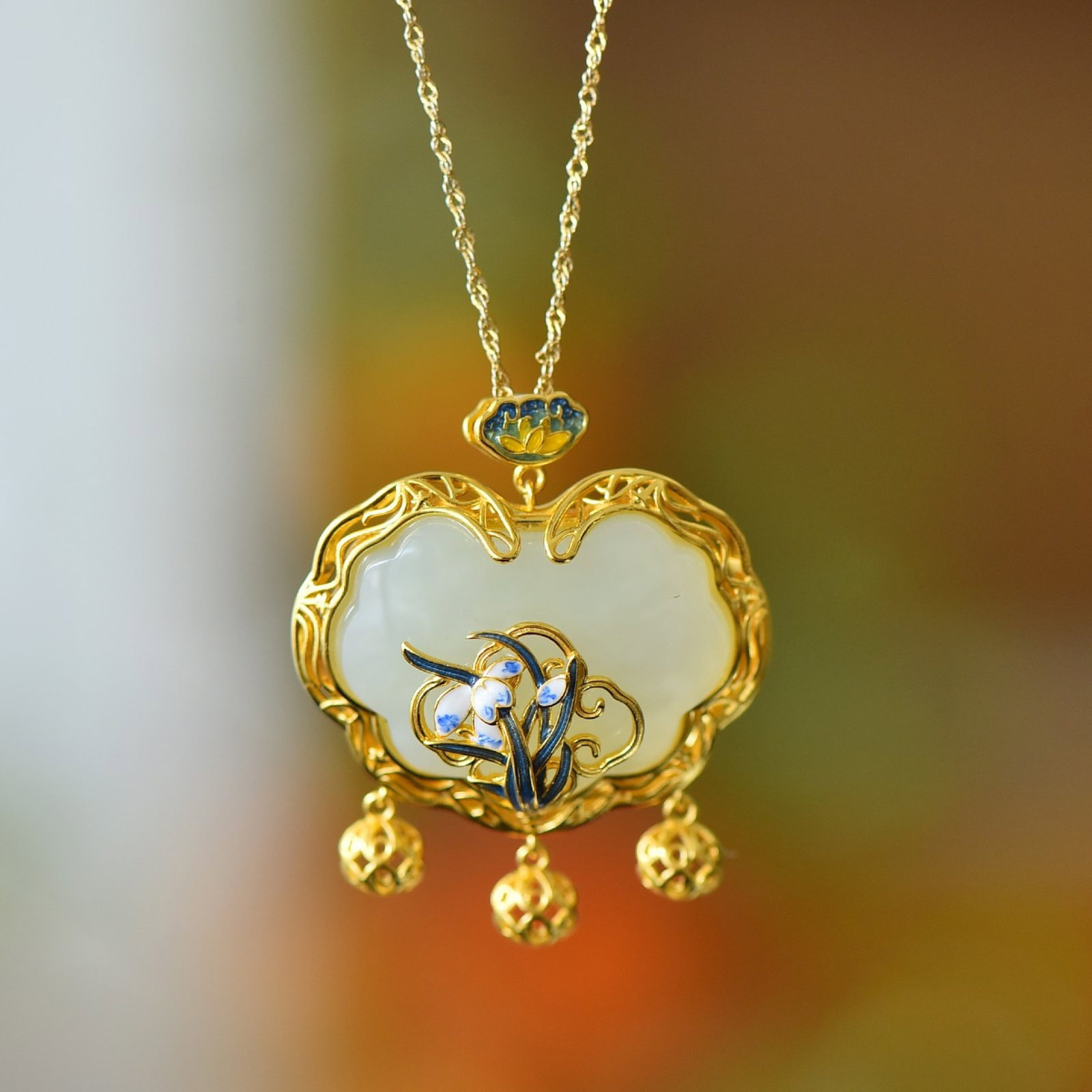 An Exquisite Sterling Silver Inlaid White Jade Flower Pattern Necklace: An Exquisite Sterling Silver Inlaid White Jade Flower Pattern Necklace,Size:0.5inx1.1in 纯银镶白玉花卉纹项链