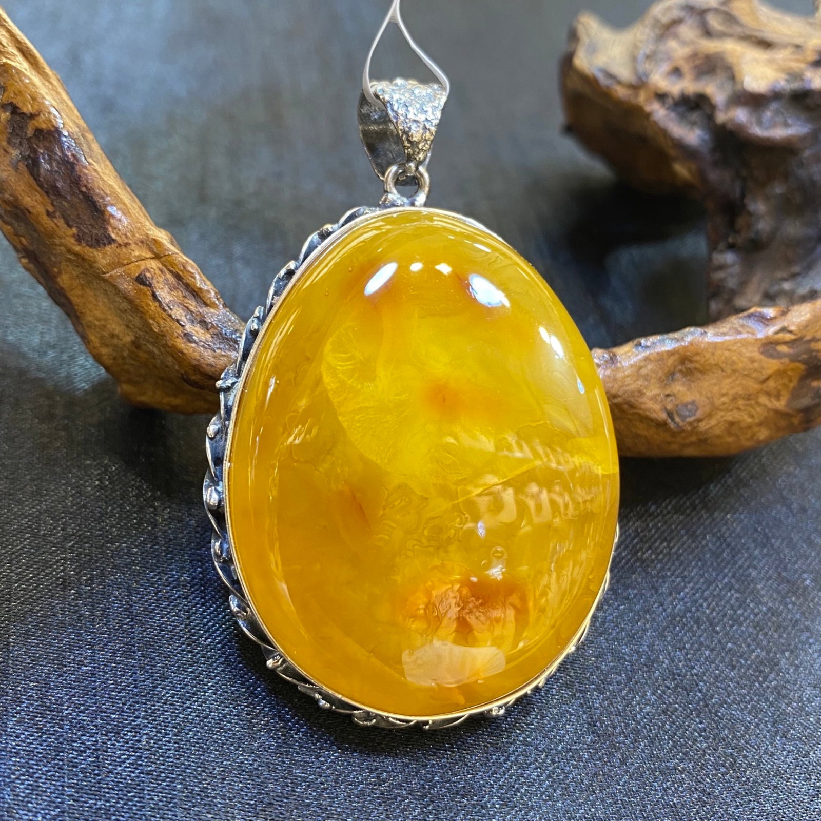An Exquisite Beeswax Inlaid Silver Necklace: An Exquisite Beeswax Inlaid Silver Necklace,Size:1.4in,Weight:18.4g 蜜蜡镶银项链