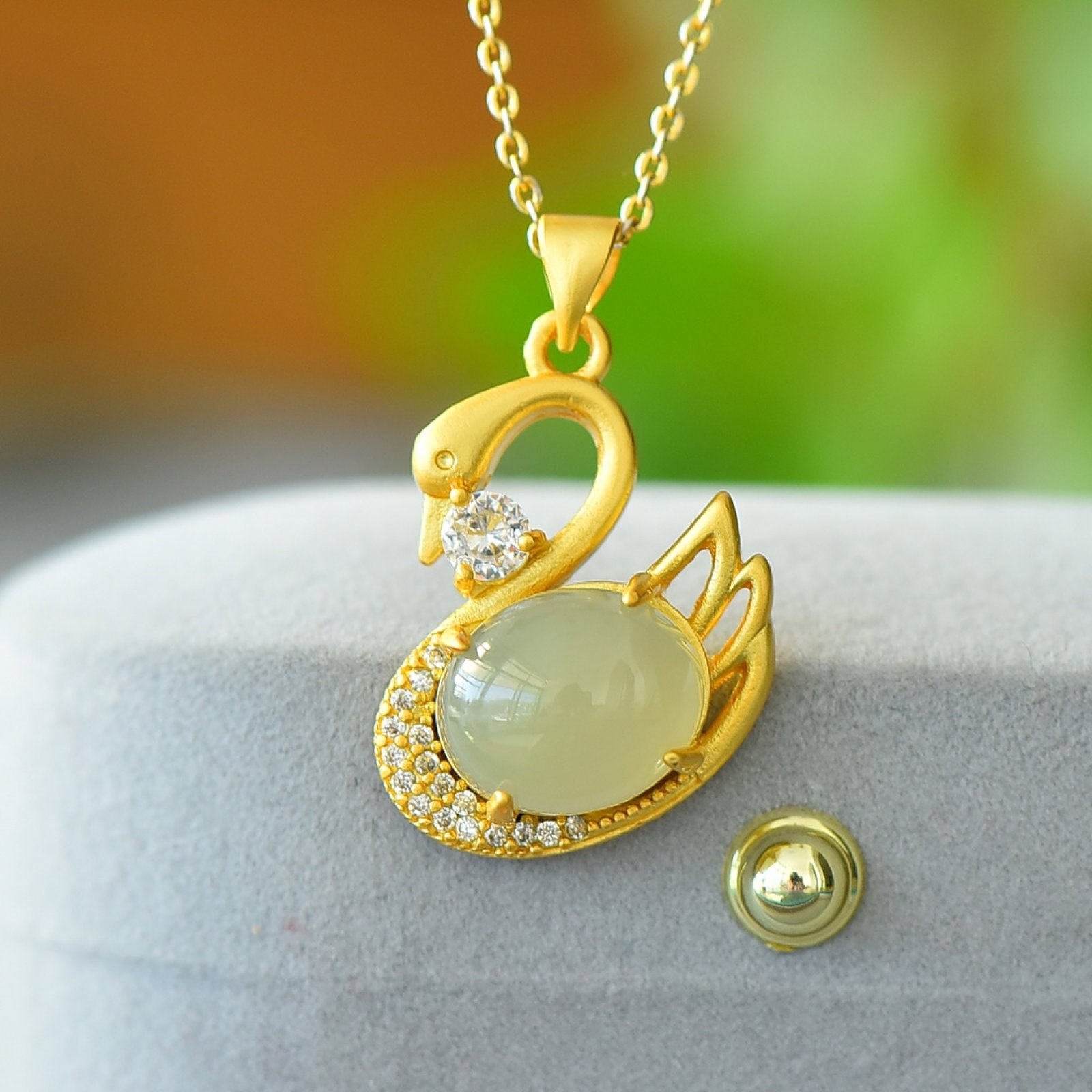 An Exquisite Bronze-Gold Plated Inlaid White Jade Goose Necklace: An Exquisite Bronze-Gold Plated Inlaid White Jade Goose Necklace,Size:0.4inx0.5in 铜镀金镶白玉鹅项链