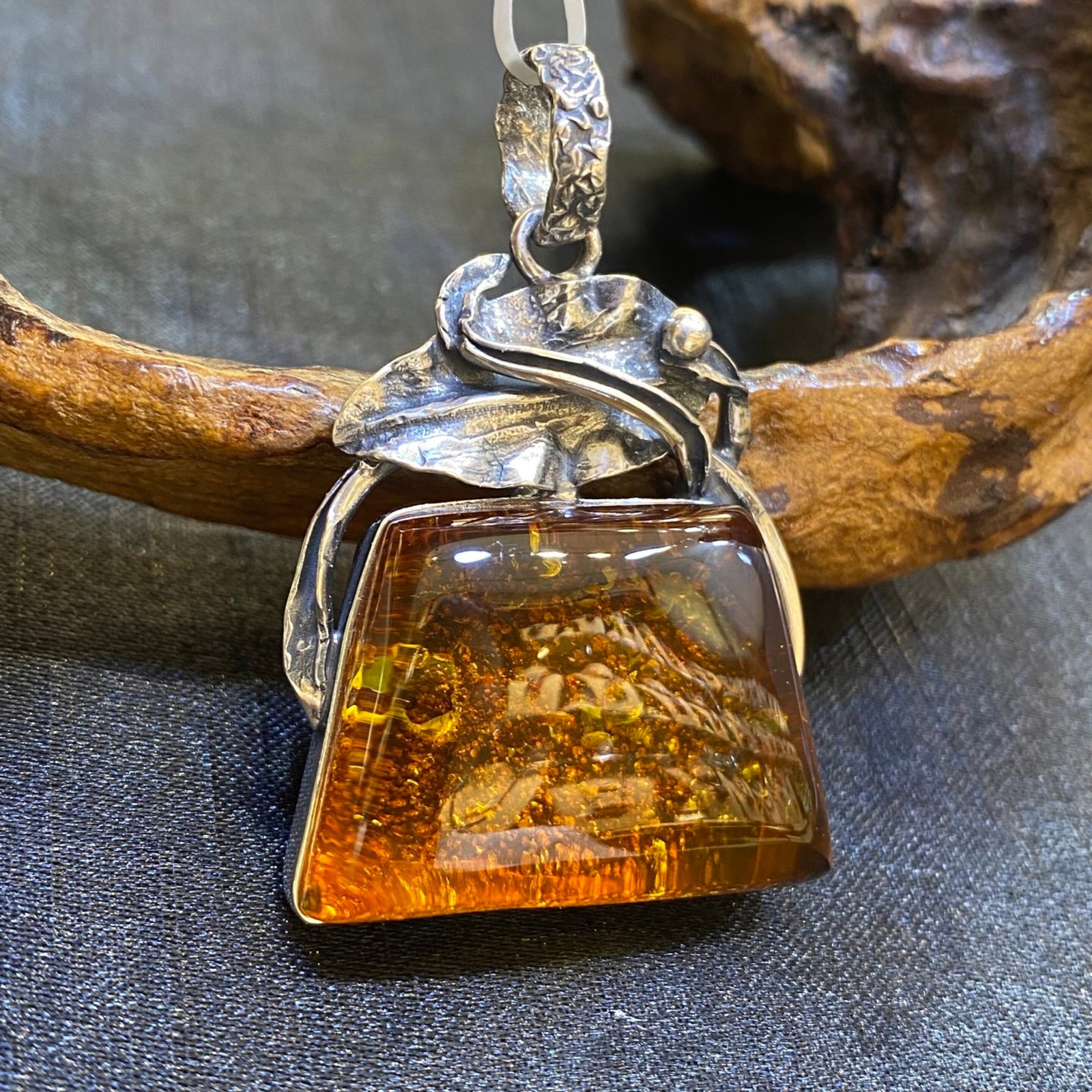 An Exquisite Beeswax Inlaid Silver Necklace: An Exquisite Beeswax Inlaid Silver Necklace,Size:1.2in,Weight:12.3g 蜜蜡镶银项链