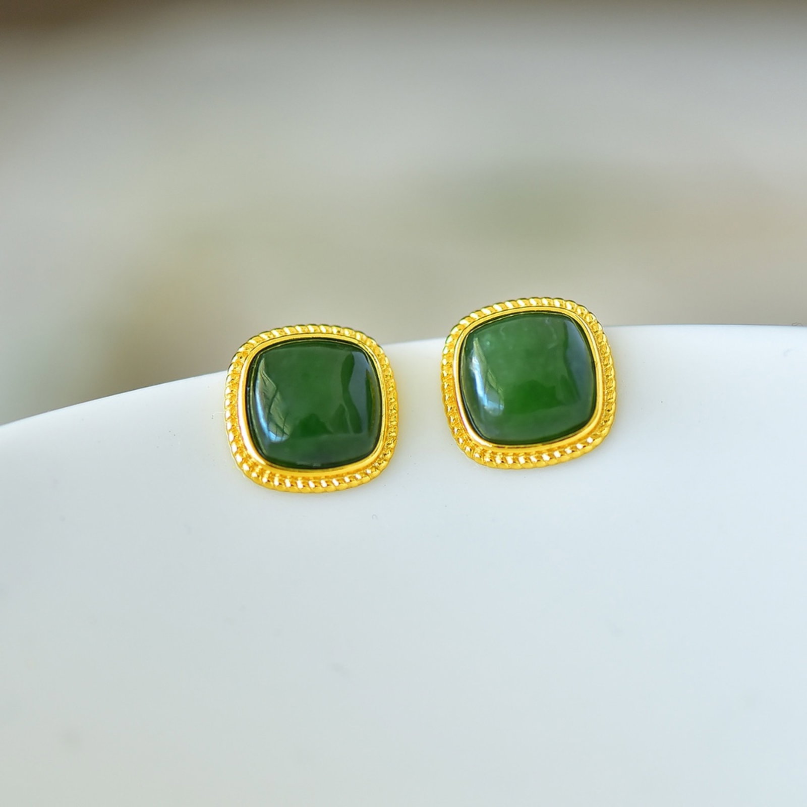 A Pair of Exquisite Sterling Silver-Gold Plated Inlaid Jasper Earrings: A Pair of Exquisite Sterling Silver-Gold Plated Inlaid Jasper Earrings,Size:0.3inx0.3in 一对纯银镀金镶碧玉耳环
