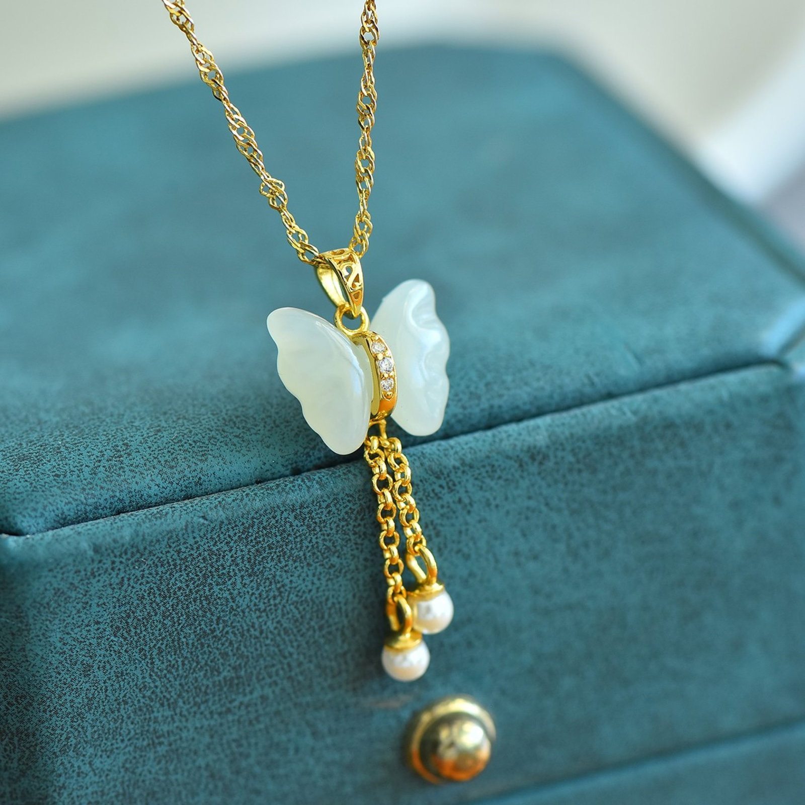 An Exquisite Sterling Silver-Gold Plated Inlaid White Jade Pendant: An Exquisite Sterling Silver-Gold Plated Inlaid White Jade Pendant,Size:0.4inx0.5in 纯银镀金镶白玉吊坠