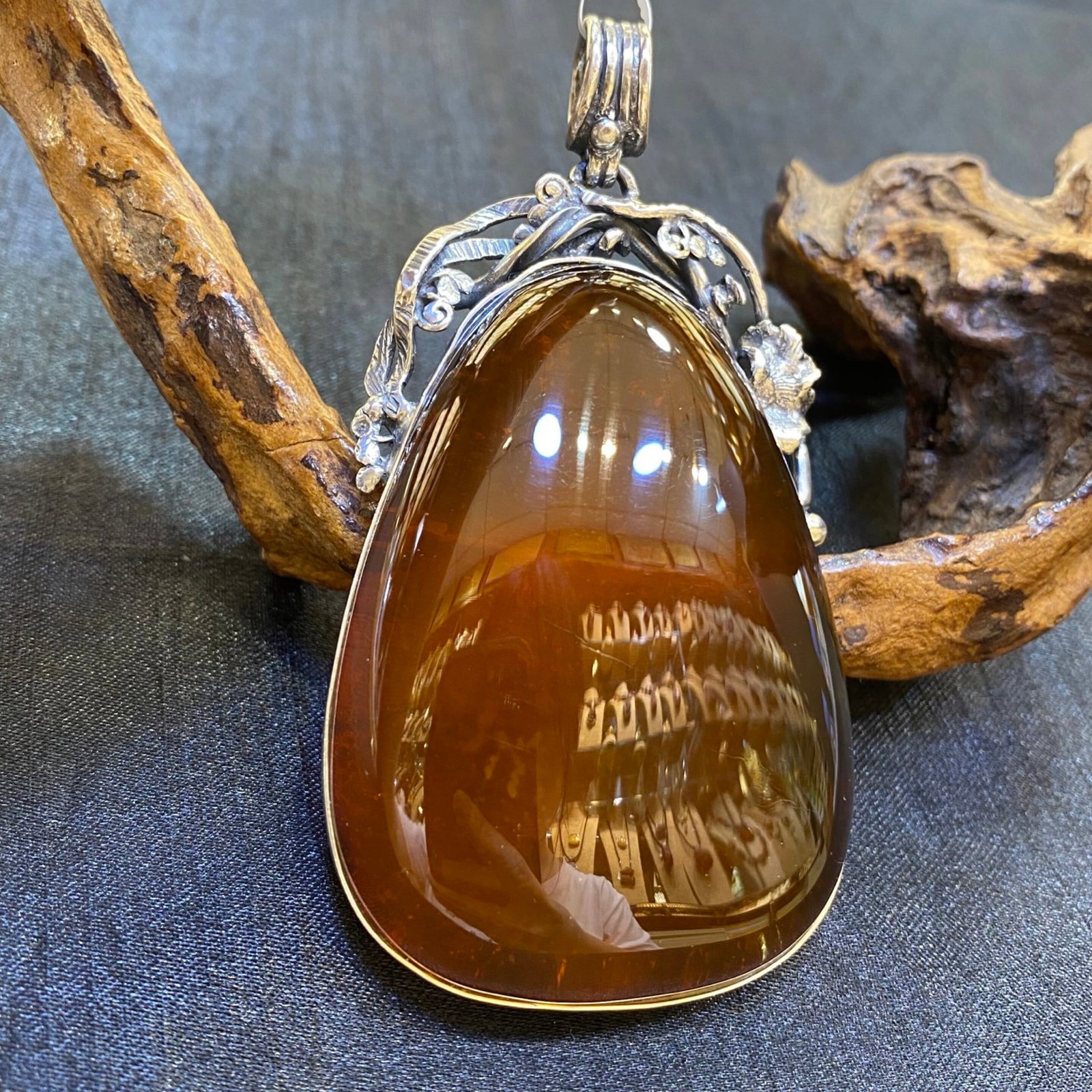 An Exquisite Beeswax Inlaid Silver Necklace: An Exquisite Beeswax Inlaid Silver Necklace,Size:1.8in,Weight:48.5g 蜜蜡镶银项链