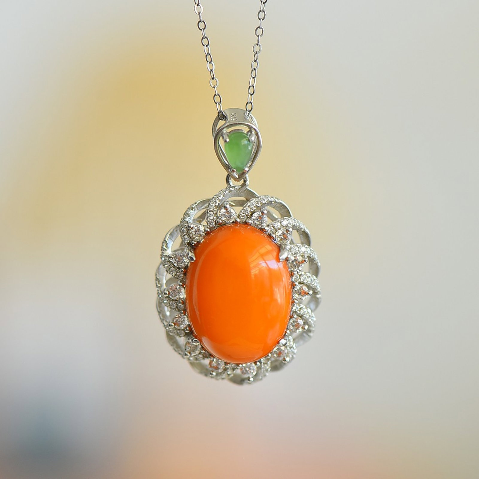 An Exquisite Sterling Silver Inlaid Beeswax Necklace,Inlaid Diamond: An Exquisite Sterling Silver Inlaid Beeswax Necklace,Inlaid Diamond,Size:0.6inx0.8in 纯银镶蜜蜡项链,嵌钻石