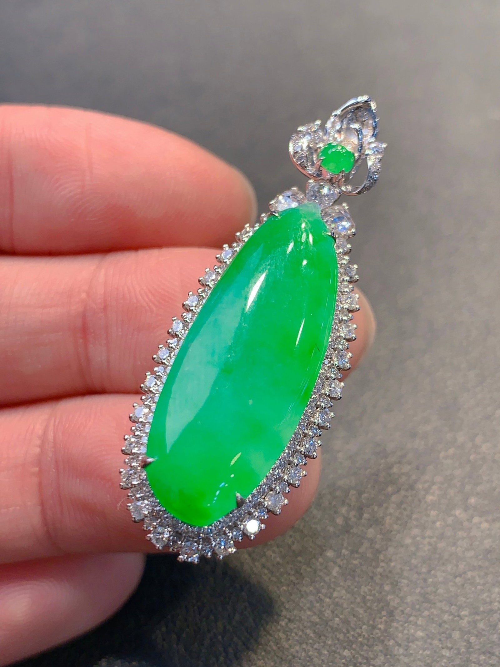 An Exquisite 18k Gold Diamond Inlaid Jadeite Pendant: An Exquisite 18k Gold Diamond Inlaid Jadeite Pendant,Size(Loose Stone):1.1inx0.4inx0.1in 18k金钻镶嵌翡翠吊坠