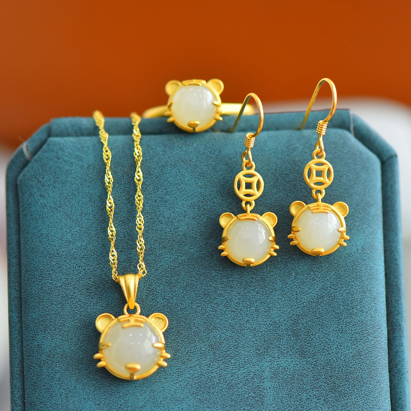 A Set of Fine Sterling Silver-Gold Plated Inlaid White Jade Jewelrys: A Set of Fine Sterling Silver-Gold Plated Inlaid White Jade Jewelrys,Size:0.3inx0.3in,0.3inx0.3in,0.4inx0.4in 一套纯银镀金镶白玉首饰