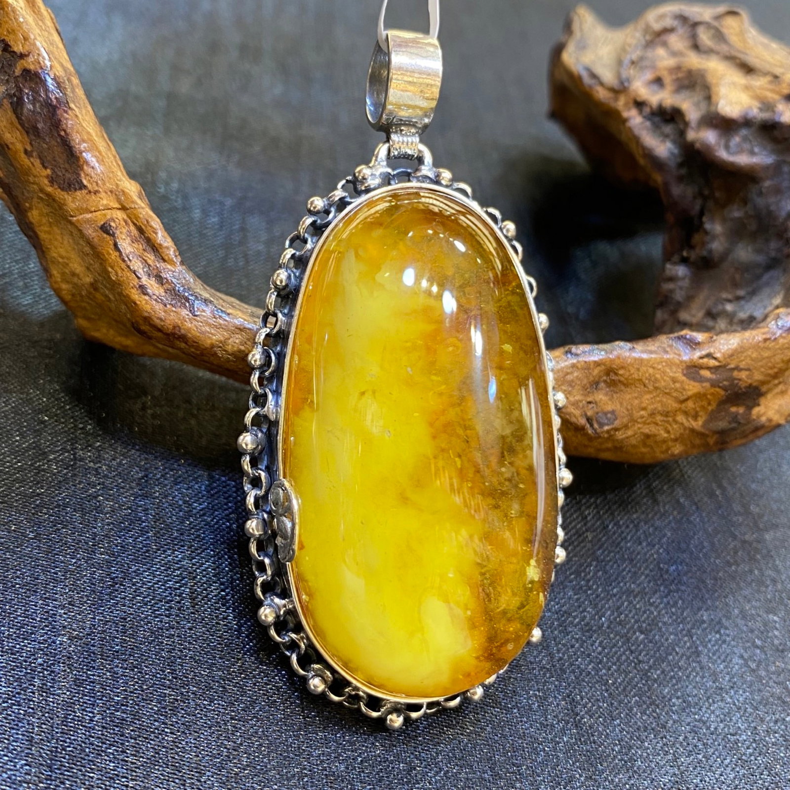 An Exquisite Beeswax Inlaid Silver Necklace: An Exquisite Beeswax Inlaid Silver Necklace,Size:1.3in,Weight:22.7g 蜜蜡镶银项链