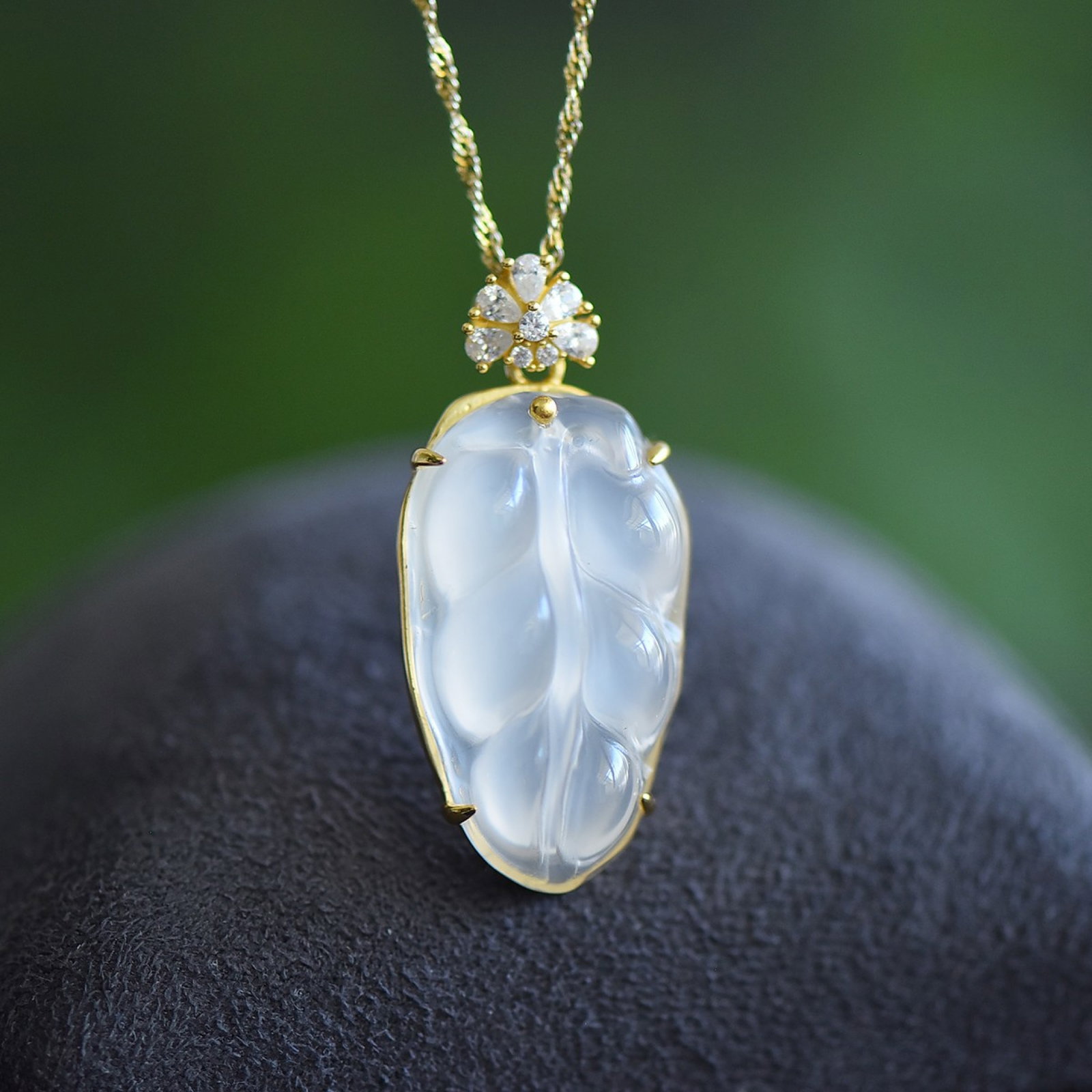 An Exquisite Sterling Silver-Gold Plated Inlaid Agate Pendant,Inlaid Diamond: An Exquisite Sterling Silver-Gold Plated Inlaid Agate Pendant,Inlaid Diamond,Size:0.7inx1.3in 纯银镀金镶玛瑙吊坠,嵌钻石