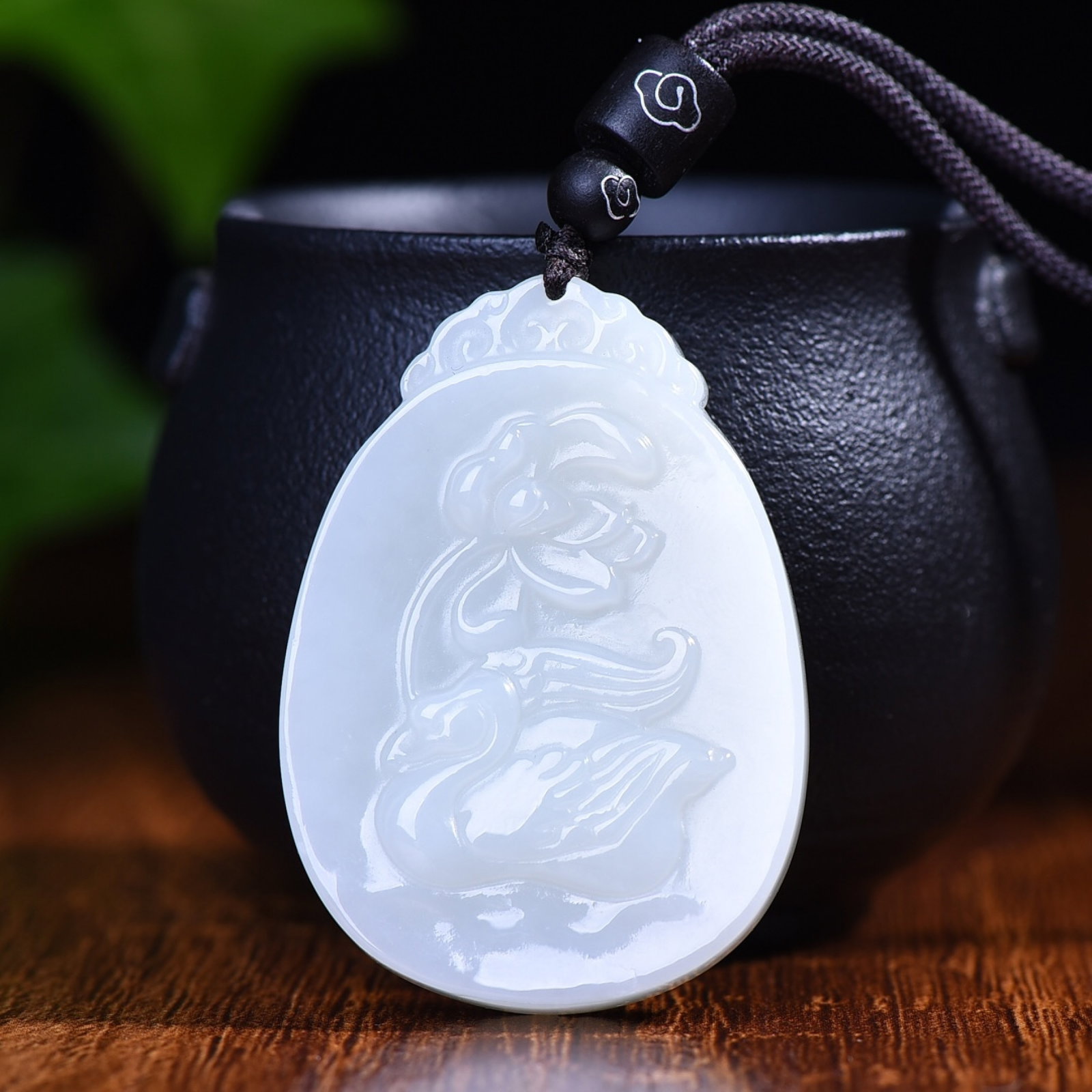 An Exquisite White Jade Flower and Bird Pattern Pendant: An Exquisite White Jade Flower and Bird Pattern Pendant,Size:1.9inx1.4in (寓意)雕工精湛 佩戴富贵平安,财源滚