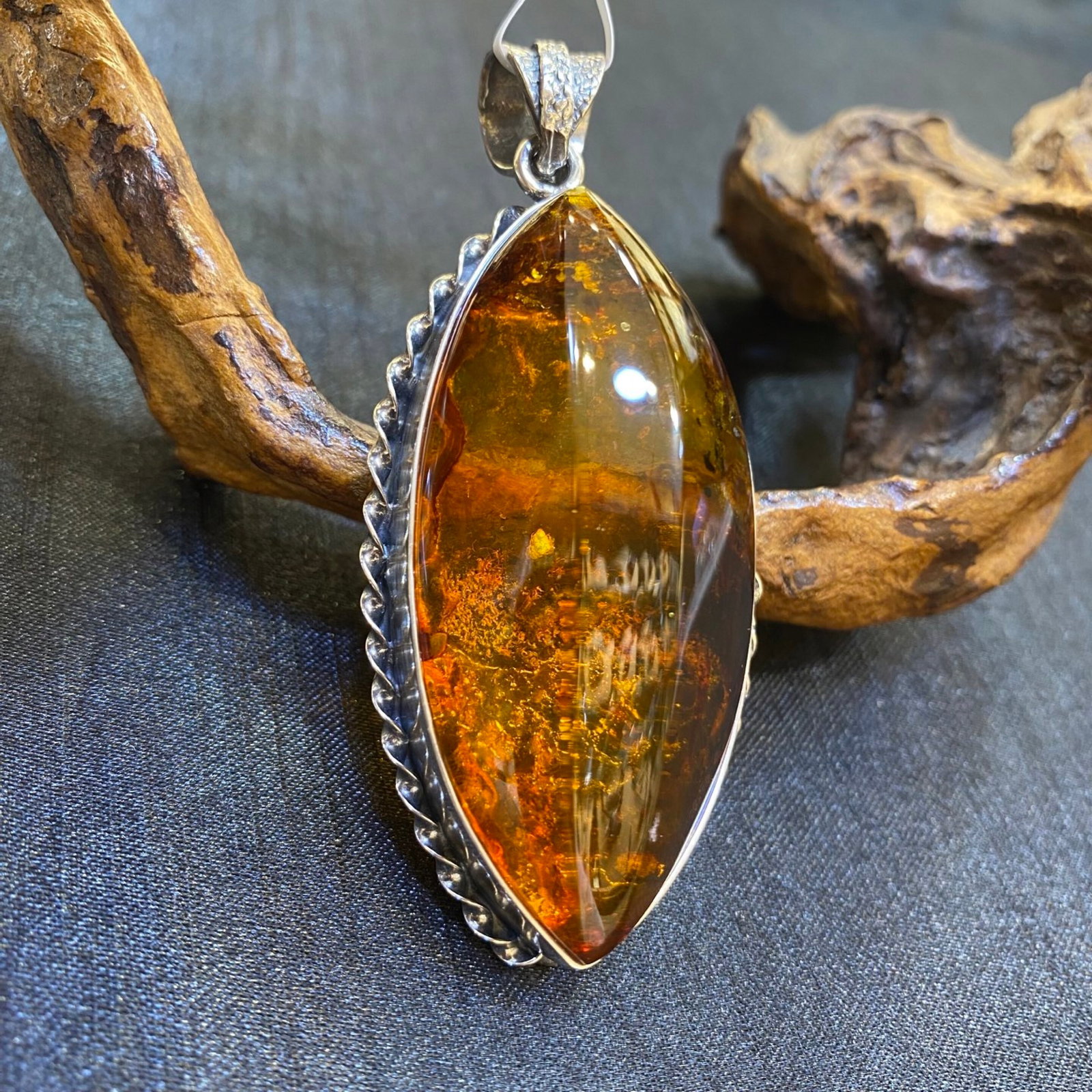 An Exquisite Beeswax Inlaid Silver Necklace: An Exquisite Beeswax Inlaid Silver Necklace,Size:1.2in,Weight:25.9g 蜜蜡镶银项链