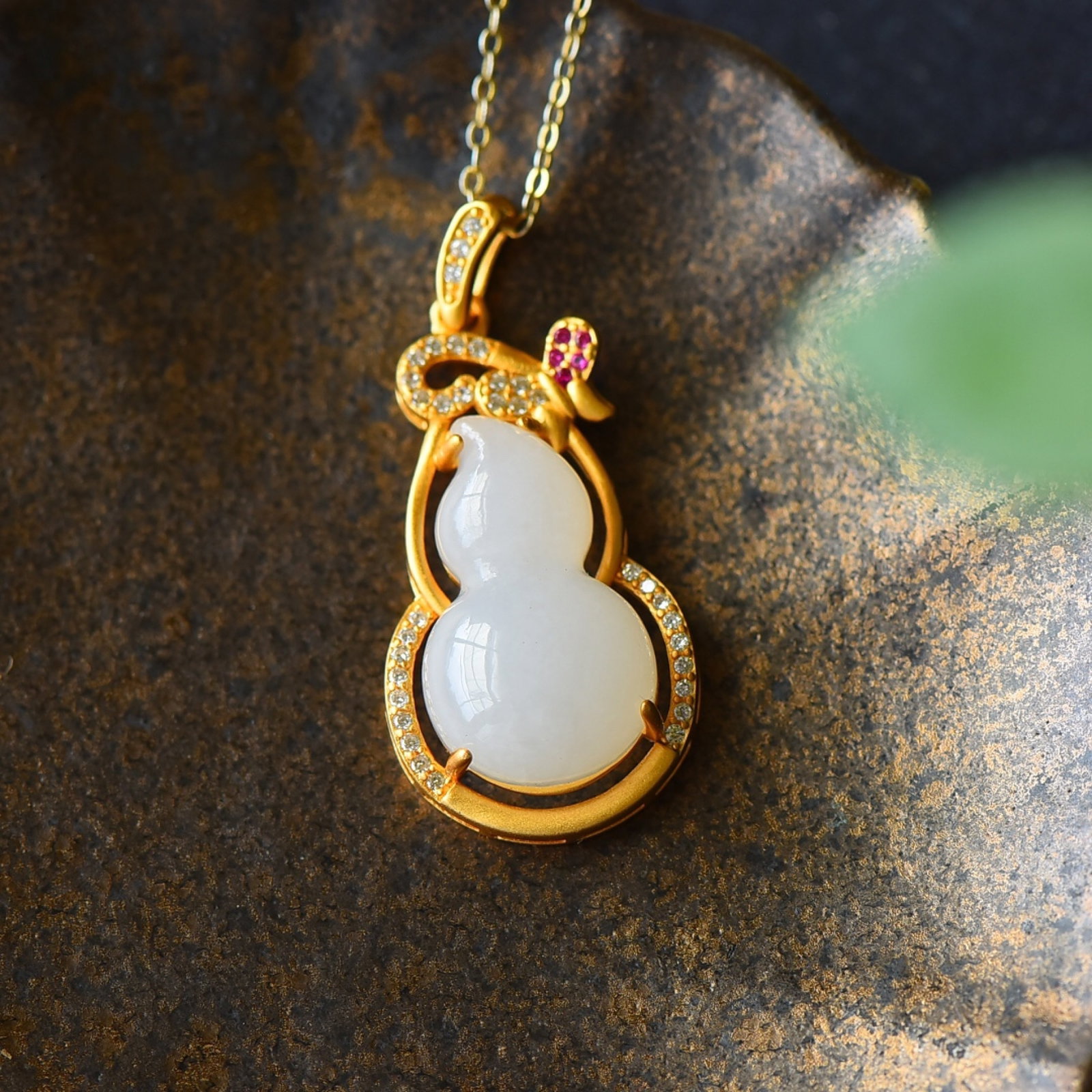 An Exquisite Sterling Silver-Gold Plated Inlaid White Jade Necklace,Inlaid Diamond: An Exquisite Sterling Silver-Gold Plated Inlaid White Jade Necklace,Inlaid Diamond,Size:0.6inx1.4in 纯银镀金镶白玉项链,嵌钻石