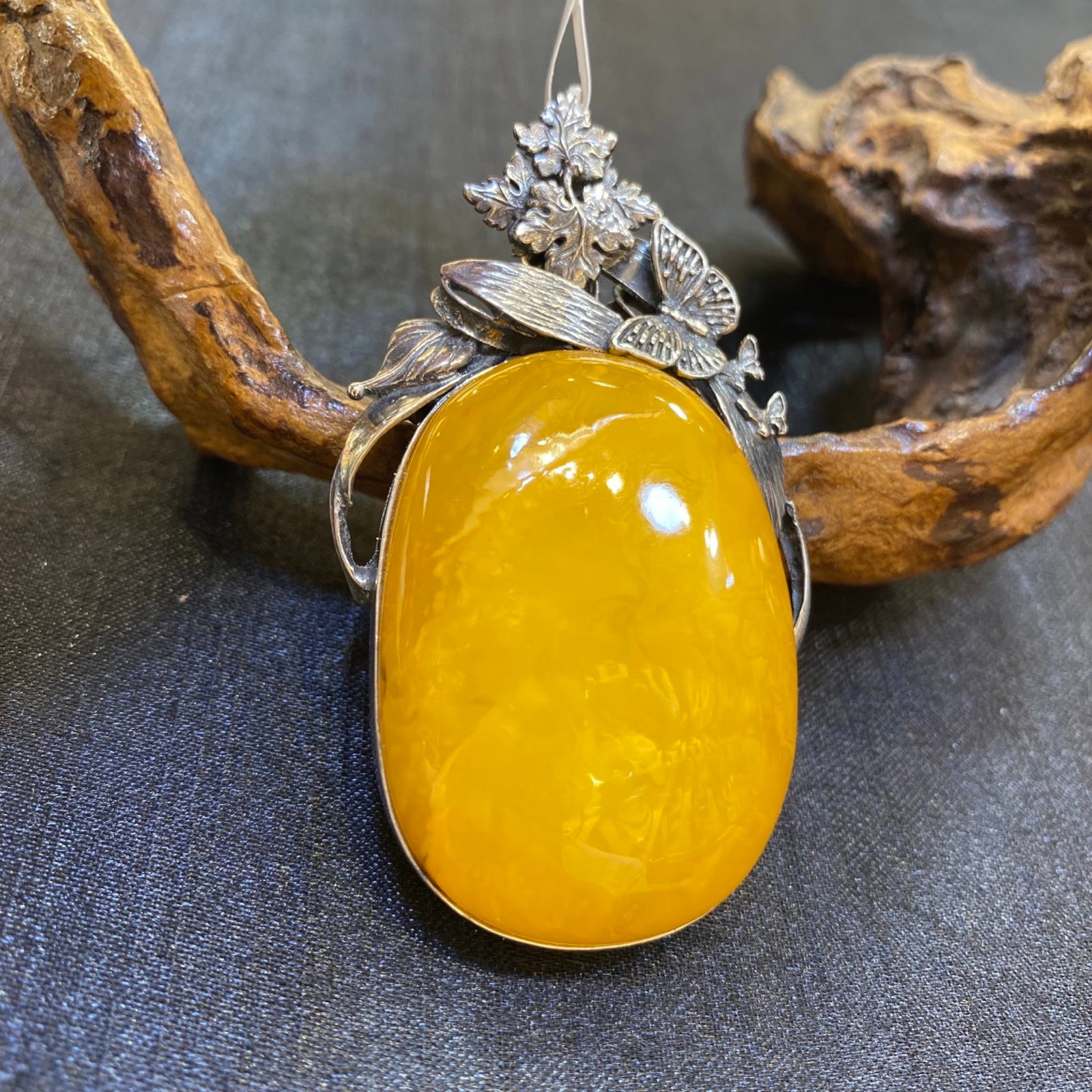 An Exquisite Beeswax Inlaid Silver Necklace: An Exquisite Beeswax Inlaid Silver Necklace,Size:1.2in,Weight:24.2g 蜜蜡镶银项链