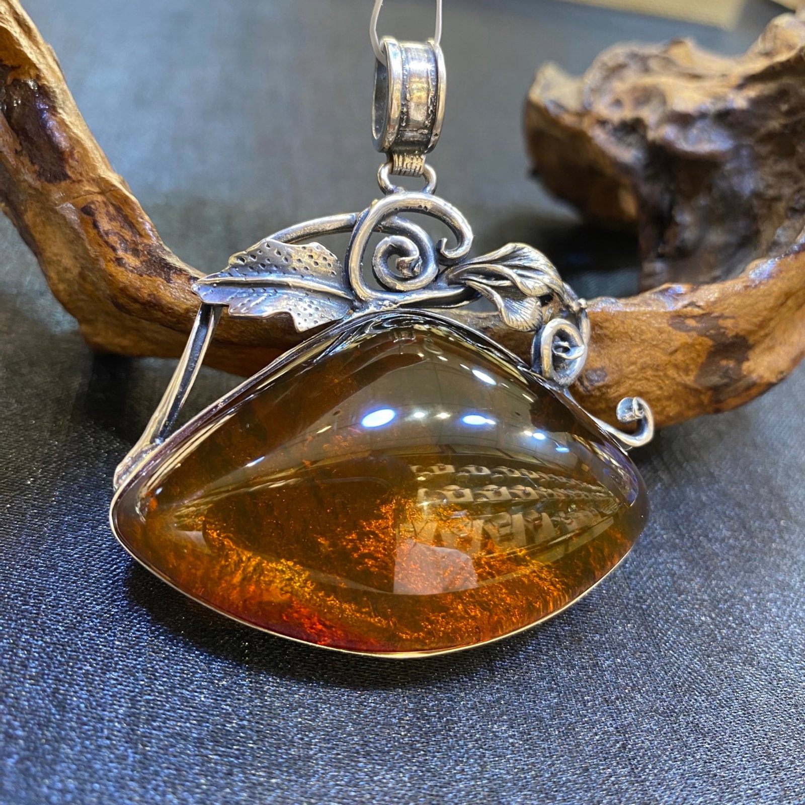 An Exquisite Beeswax Inlaid Silver Necklace: An Exquisite Beeswax Inlaid Silver Necklace,Size:2in,Weight:20.7g 蜜蜡镶银项链