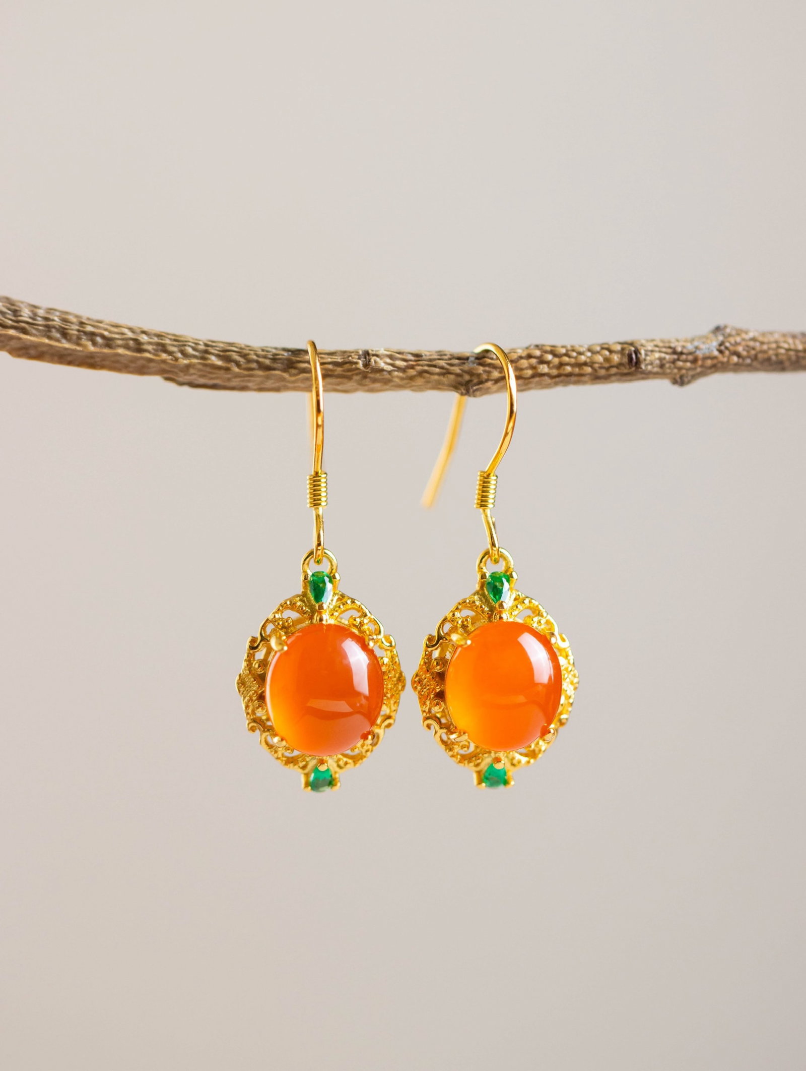 A Pair of Exquisite Sterling Silver-Gold Plated Inlaid Agate Earrings, Inlaid Diamond: A Pair of Exquisite Sterling Silver-Gold Plated Inlaid Agate Earrings, Inlaid Diamond 一对纯银镀金镶玛瑙耳环,嵌钻石