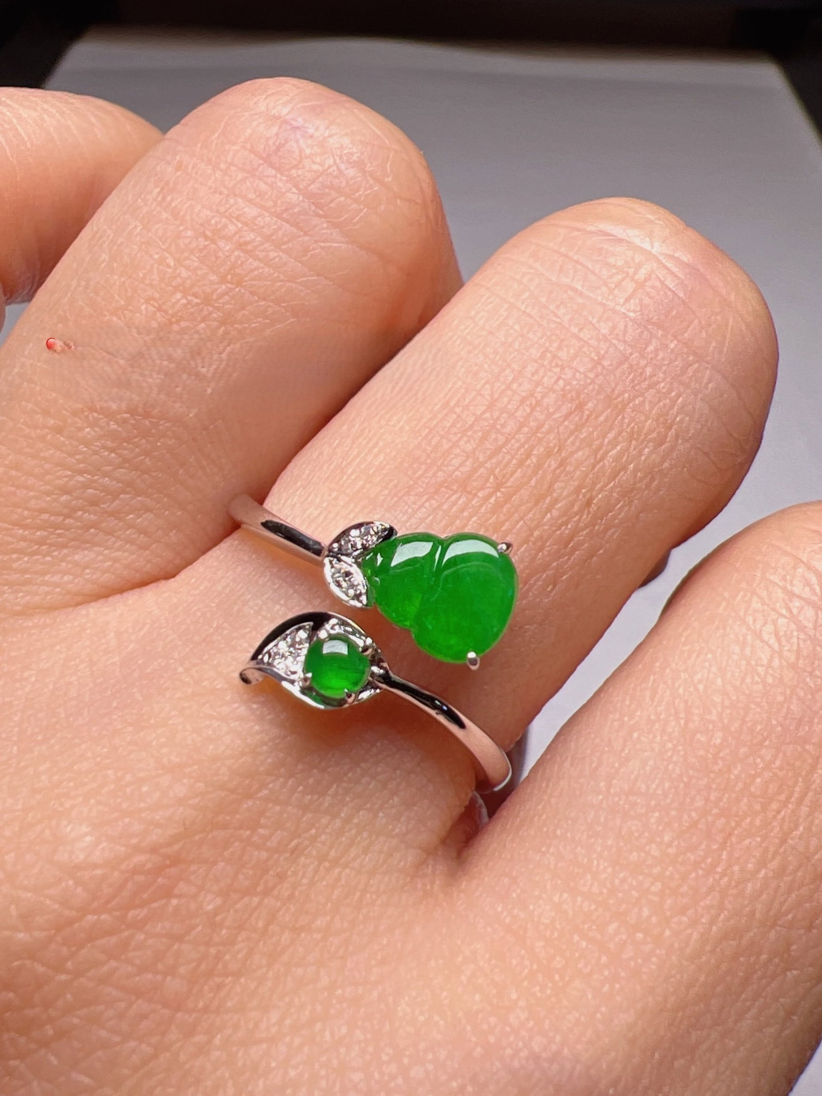 An Exquisite 18k Gold Diamond Inlaid Jadeite Gourd Ring: An Exquisite 18k Gold Diamond Inlaid Jadeite Gourd Ring,Size(Loose Stone):0.3inx0.2inx0.1in #15 18k金钻镶嵌翡翠葫芦戒指