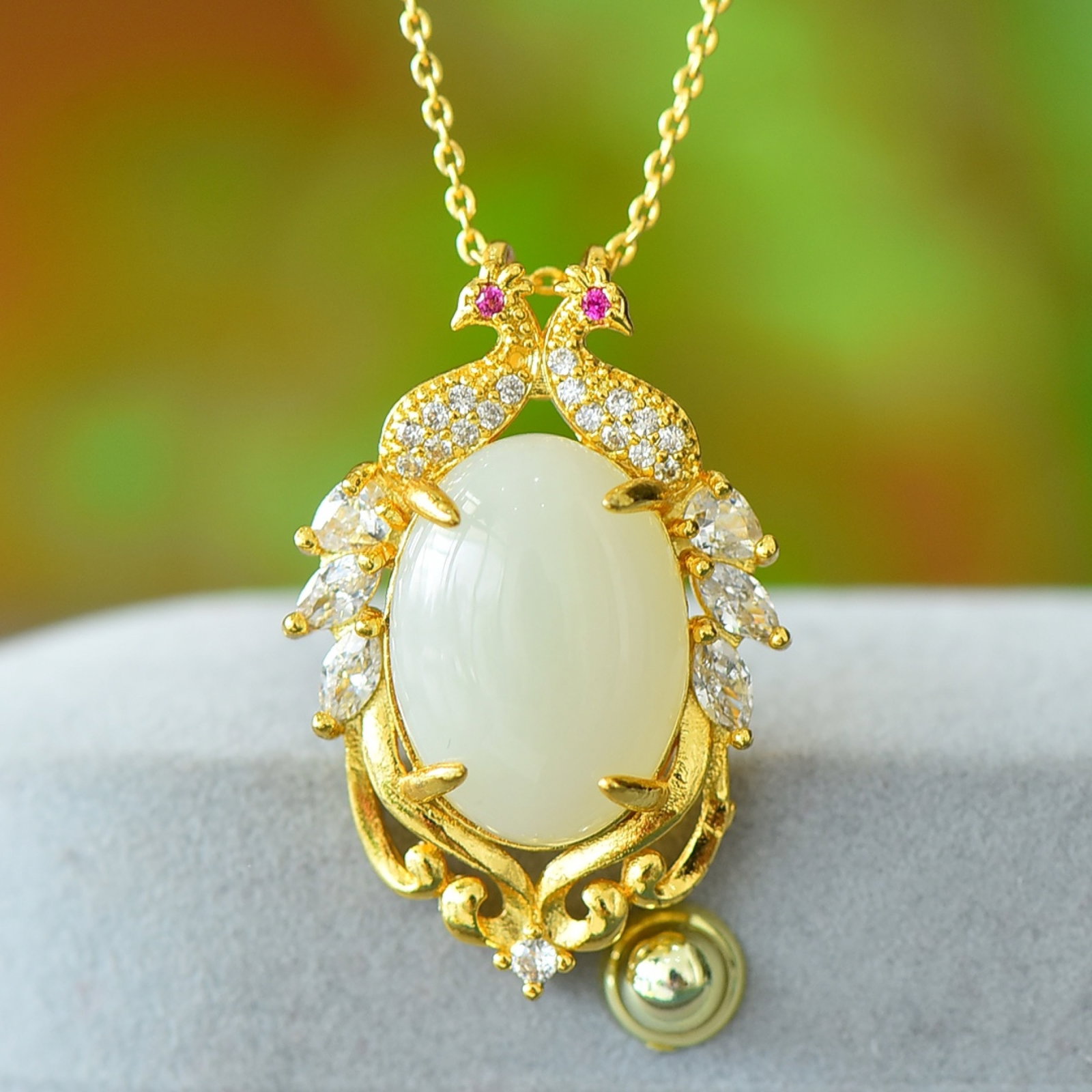 An Exquisite Bronze-Gold Plated Inlaid White Jade Necklace: An Exquisite Bronze-Gold Plated Inlaid White Jade Necklace,Size:0.5inx0.7in 铜镀金镶白玉项链