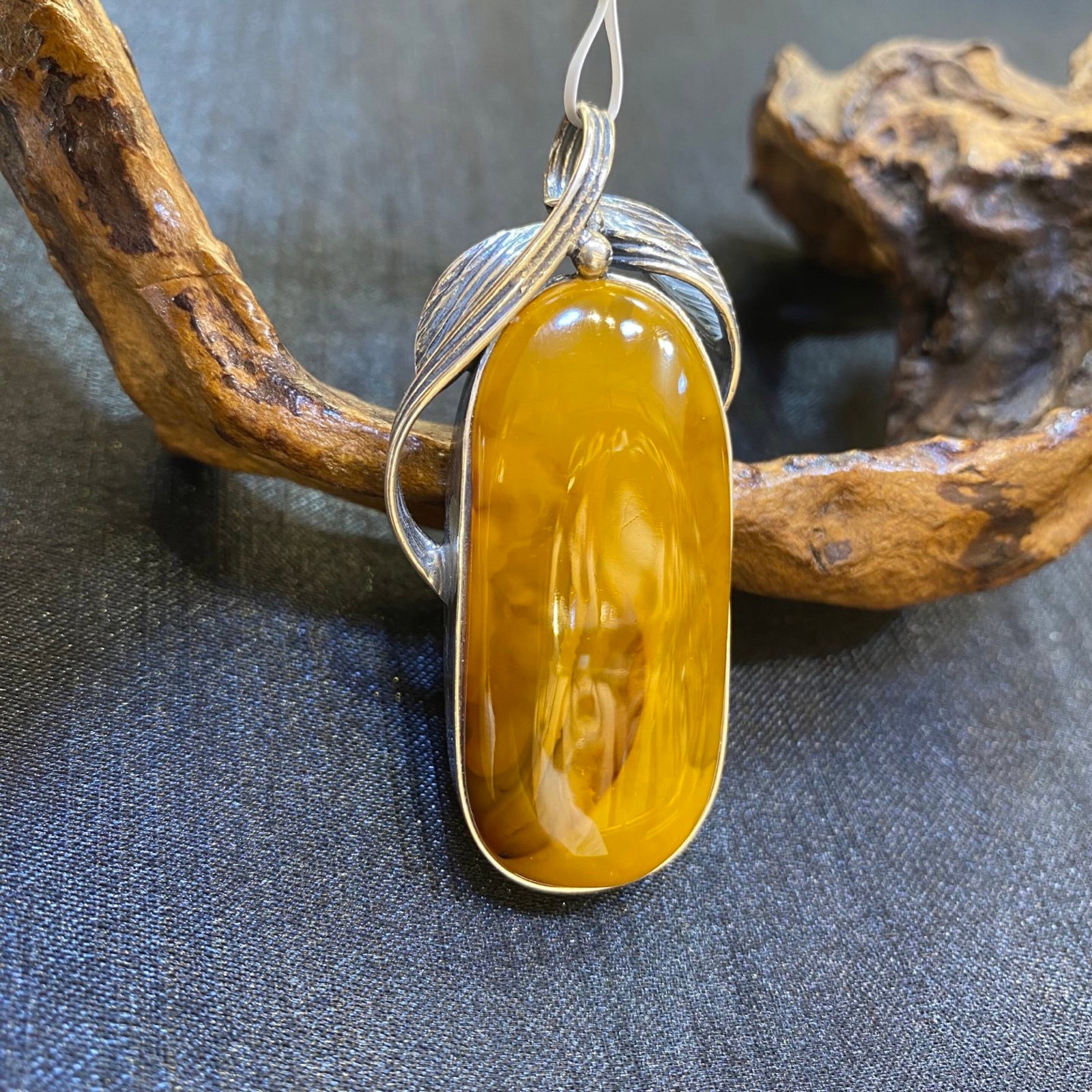 An Exquisite Beeswax Inlaid Silver Necklace: An Exquisite Beeswax Inlaid Silver Necklace,Size:1in,Weight:12.8g 蜜蜡镶银项链