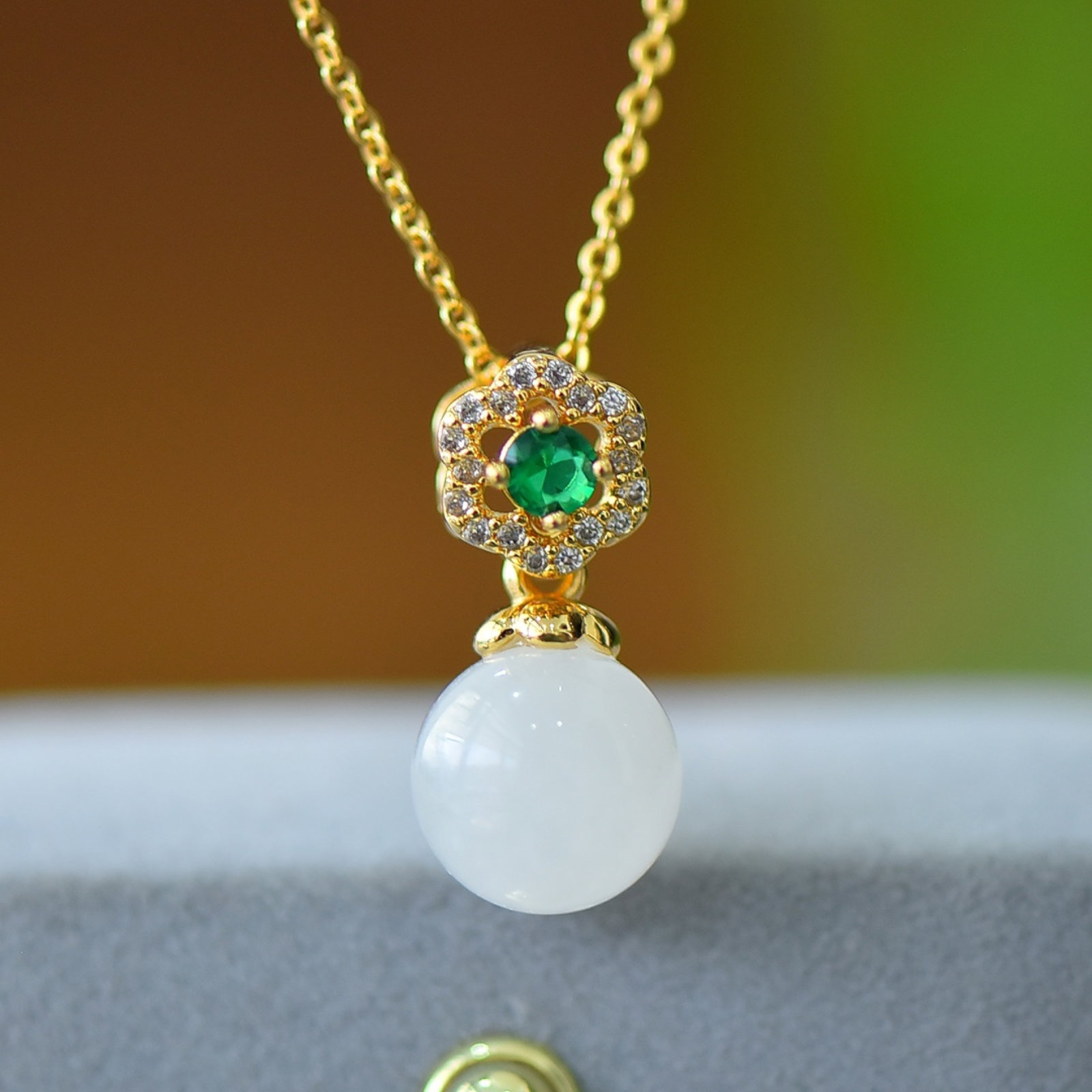 An Exquisite Bronze-Gold Plated Inlaid White Jade Necklace,Inlaid Diamond: An Exquisite Bronze-Gold Plated Inlaid White Jade Necklace,Inlaid Diamond,Size:0.4inx0.4in 铜镀金镶白玉项链,嵌钻石