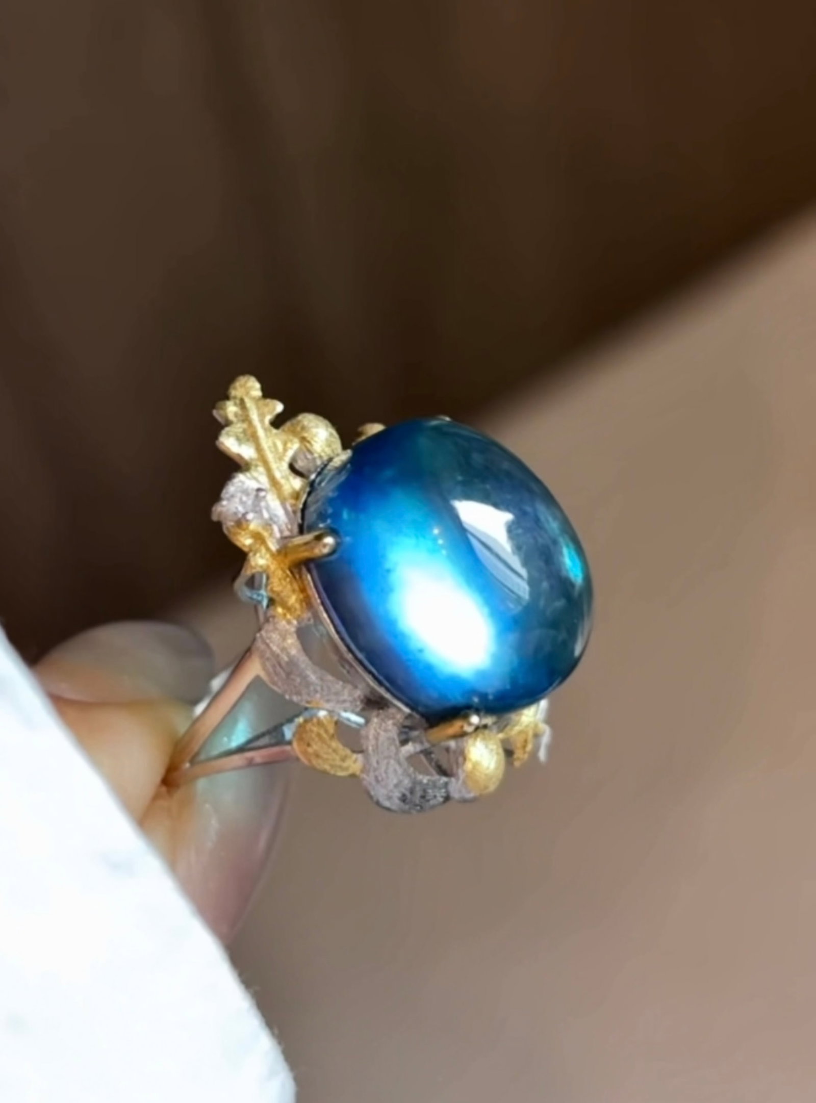 An Exquisite Sterling Silver-Gold Plated Inlaid Aquamarine Ring: An Exquisite Sterling Silver-Gold Plated Inlaid Aquamarine Ring,Size:0.5inx0.4in,Weight:7.4g 纯银镀金镶海蓝宝戒指