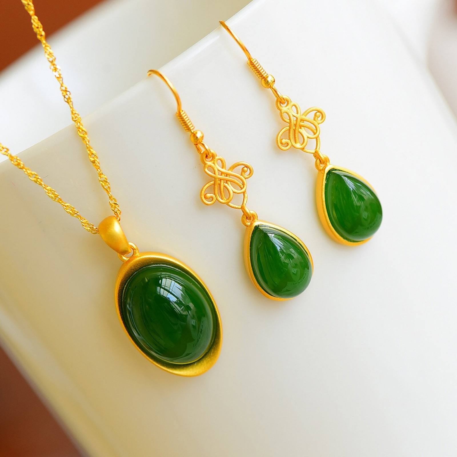 A Set of Fine Sterling Silver-Gold Plated Inlaid Jasper Jewelrys: A Set of Fine Sterling Silver-Gold Plated Inlaid Jasper Jewelrys 一套纯银镀金镶碧玉首饰