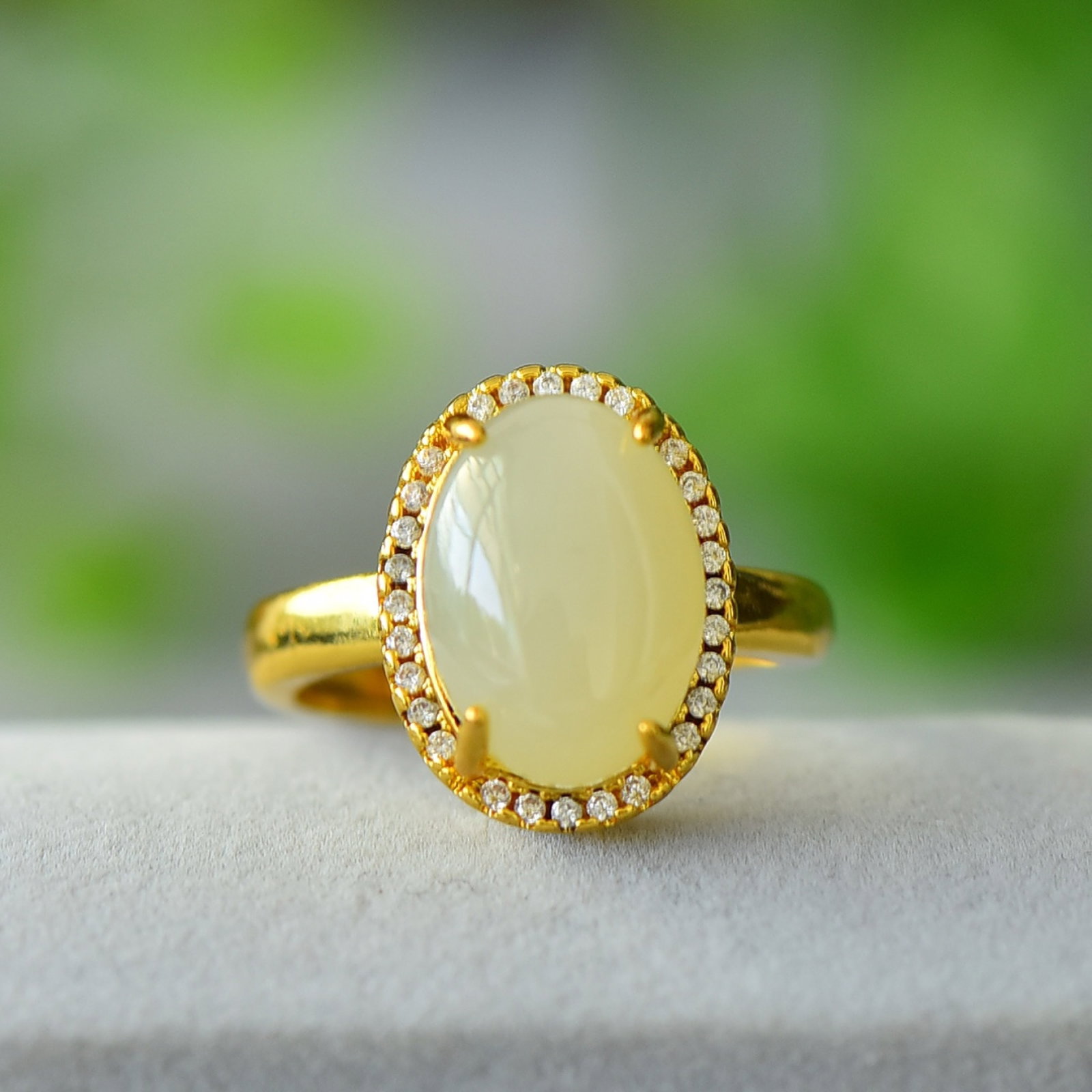 An Exquisite Bronze-Gold Plated Inlaid White Jade Ring: An Exquisite Bronze-Gold Plated Inlaid White Jade Ring,Size:0.4inx0.6in 铜镀金镶白玉戒指