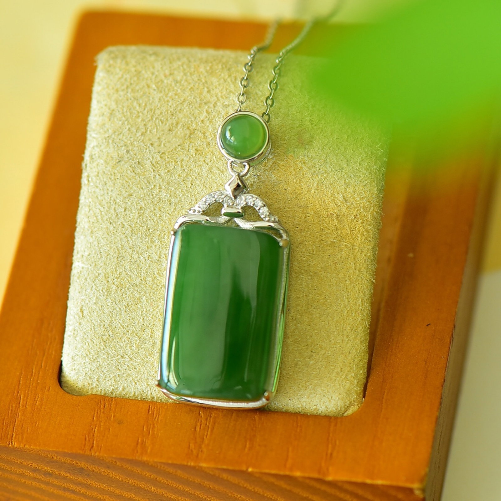 An Exquisite Sterling Silver Inlaid Jasper Necklace,Inlaid Diamond: An Exquisite Sterling Silver Inlaid Jasper Necklace,Inlaid Diamond,Size:0.6inx1.4in 纯银镶碧玉项链,嵌钻石