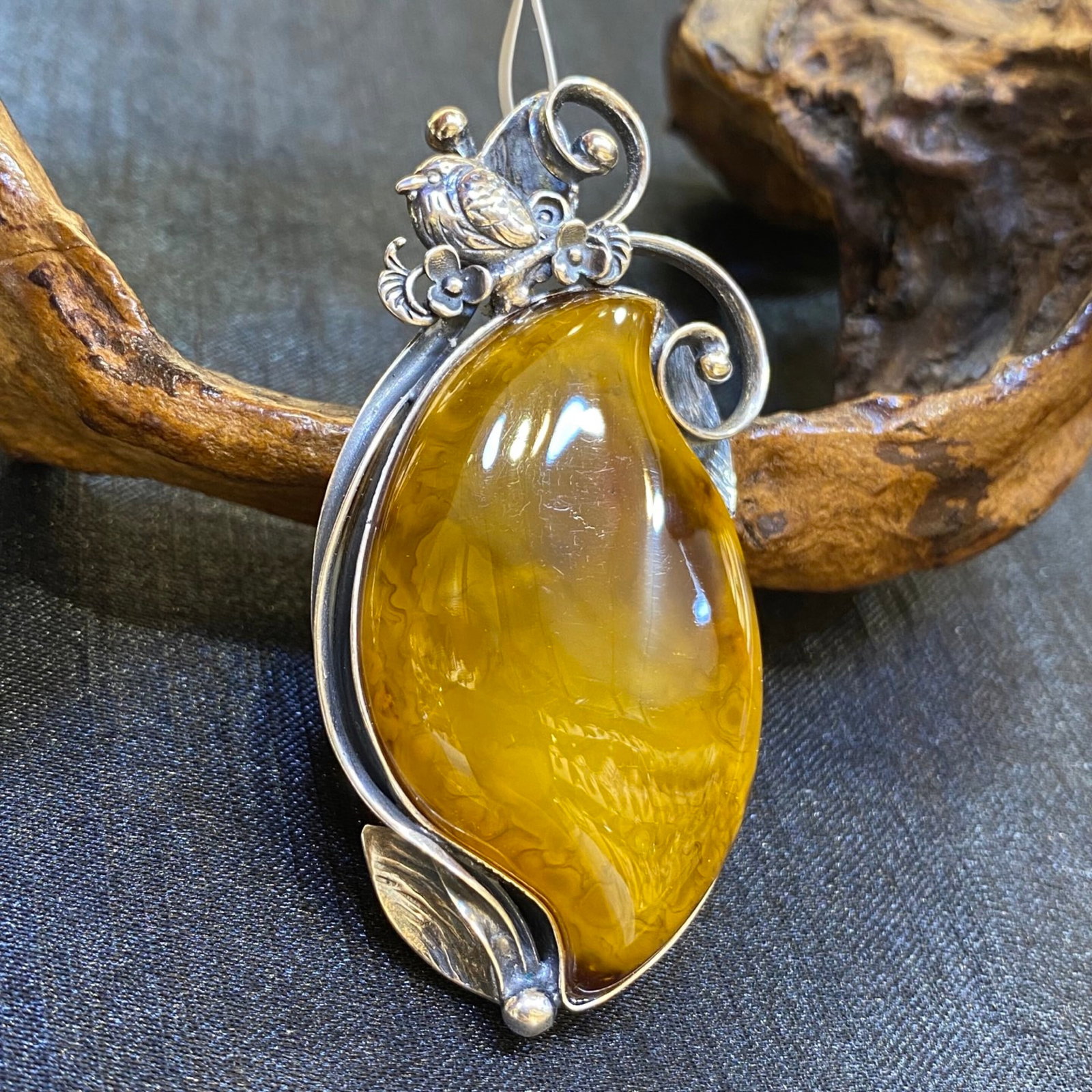 An Exquisite Beeswax Inlaid Silver Necklace: An Exquisite Beeswax Inlaid Silver Necklace,Size:1.2in,Weight:17.4g 蜜蜡镶银项链