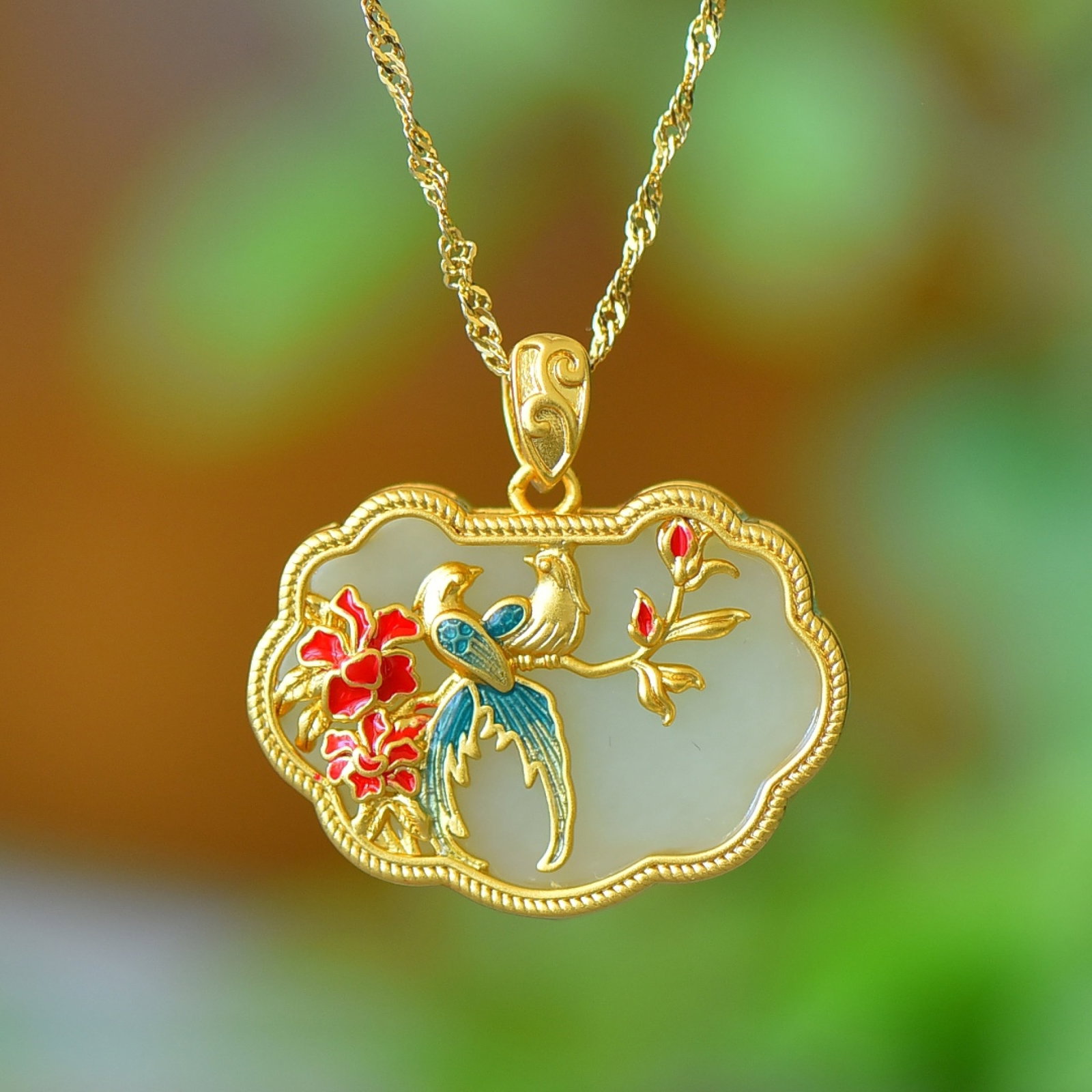 An Exquisite Bronze-Gold Plated Inlaid White Jade Flower and Bird Pattern Necklace: An Exquisite Bronze-Gold Plated Inlaid White Jade Flower and Bird Pattern Necklace,Size:0.7inx0.9in 铜镀金镶白玉花鸟纹项链