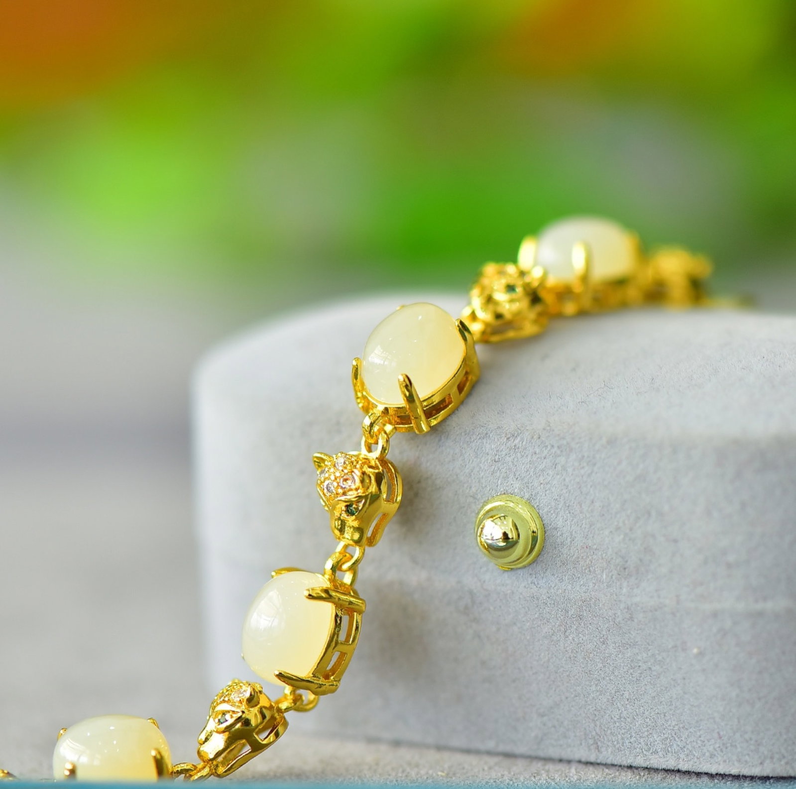 An Exquisite Bronze-Gold Plated Inlaid White Jade Bracelet,Inlaid Diamond: An Exquisite Bronze-Gold Plated Inlaid White Jade Bracelet,Inlaid Diamond,Size:0.3inx0.4in 铜镀金镶白玉手链,嵌钻石
