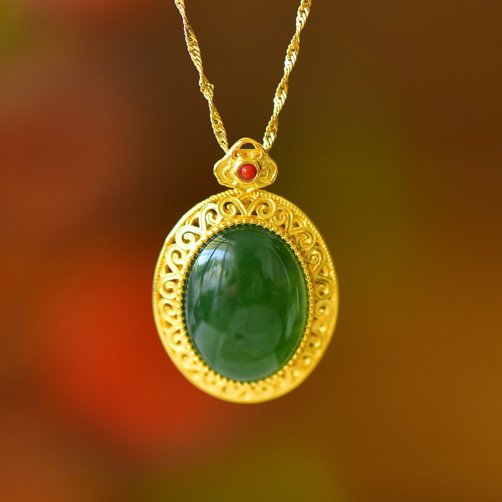 An Exquisite Sterling Silver-Gold Plated Inlaid Jasper Pendant: An Exquisite Sterling Silver-Gold Plated Inlaid Jasper Pendant,Size:0.6inx0.8in 纯银镀金镶碧玉吊坠