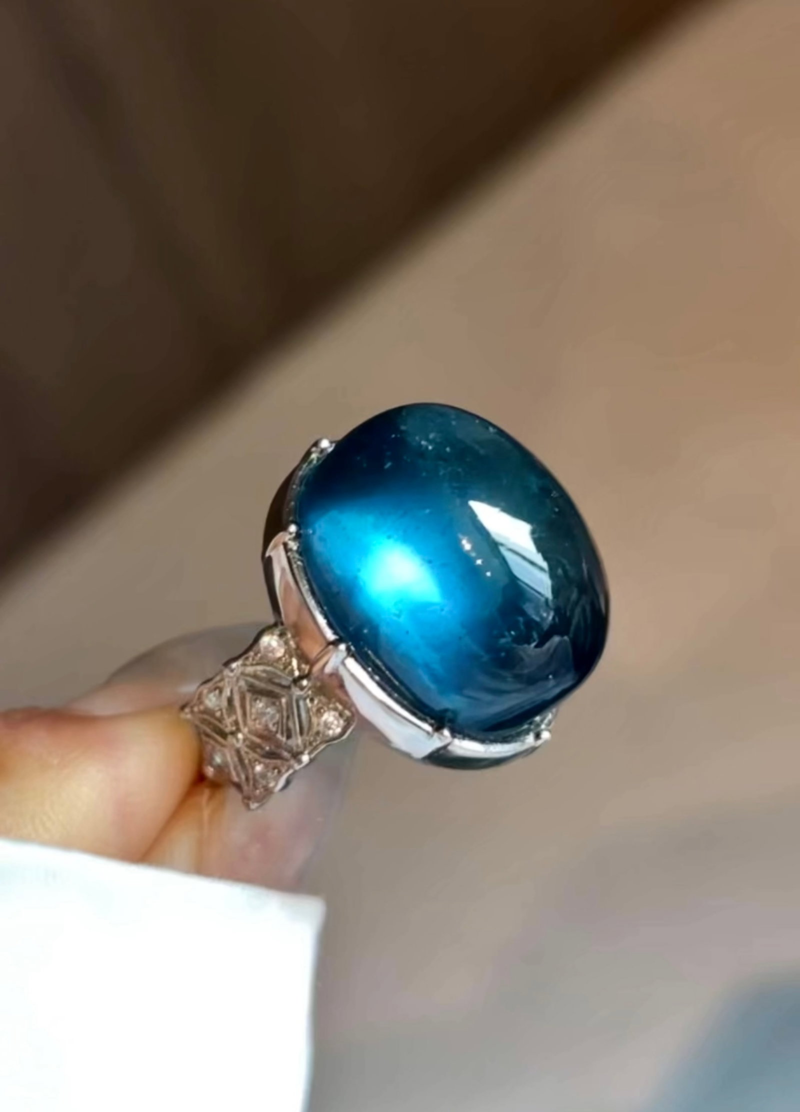 An Exquisite Sterling Silver Inlaid Aquamarine Ring: An Exquisite Sterling Silver Inlaid Aquamarine Ring,Size:0.8inx0.6in,Weight:11.3g 纯银镶海蓝宝戒指