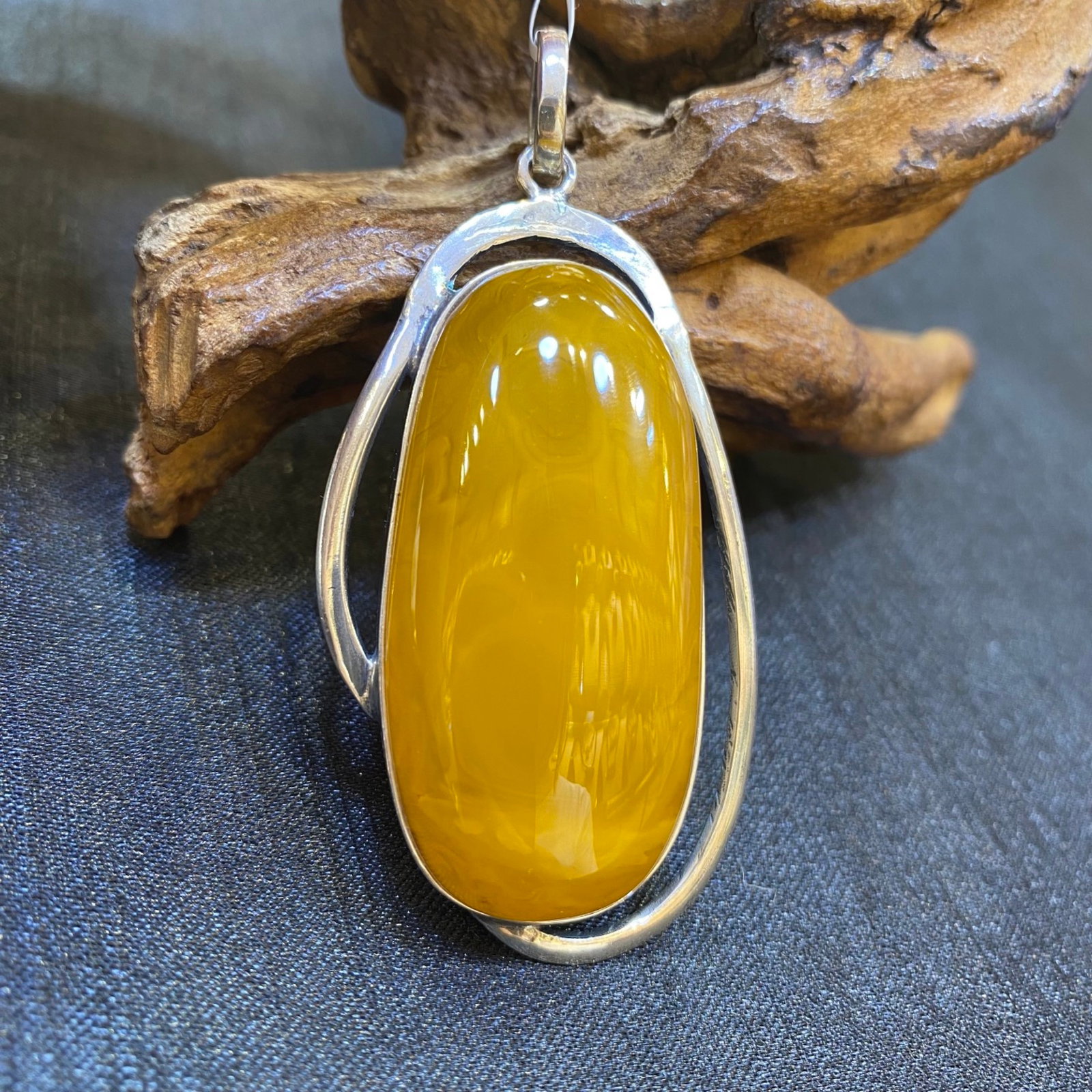 An Exquisite Beeswax Inlaid Silver Necklace: An Exquisite Beeswax Inlaid Silver Necklace,Size:1.2in,Weight:13.2g 蜜蜡镶银项链