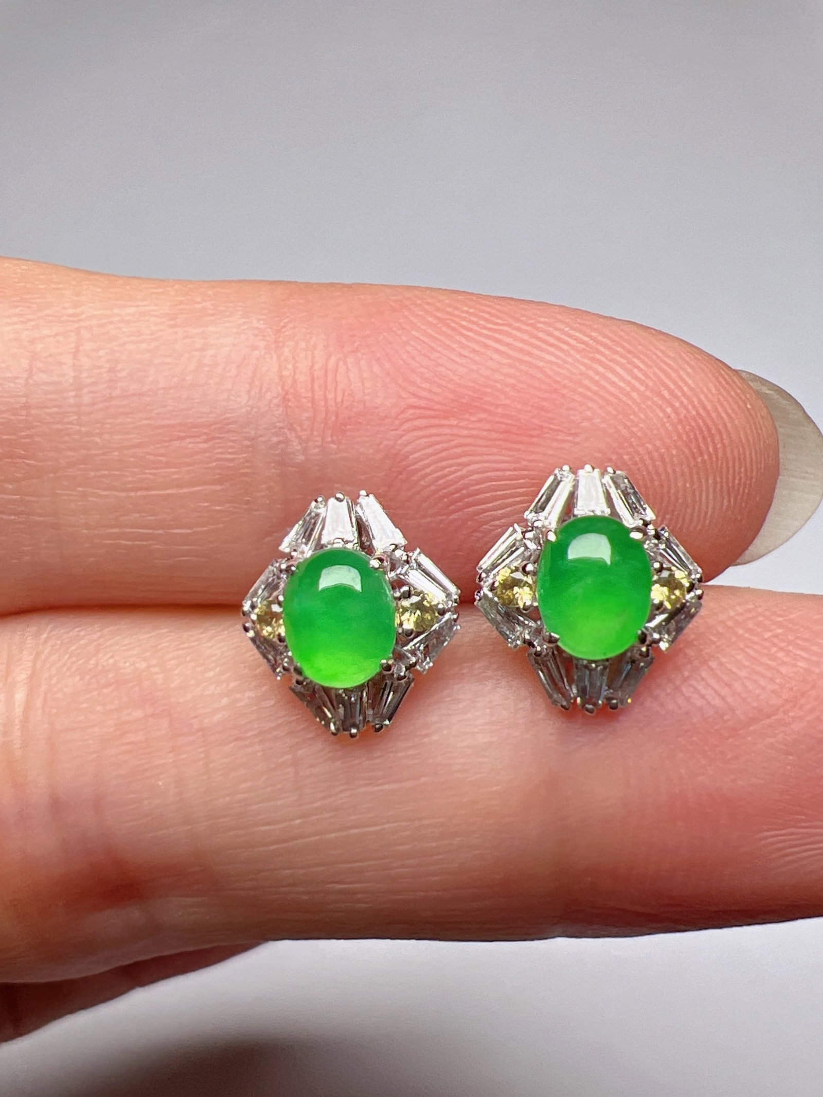 A Pair of Exquisite 18k Gold Diamond Inlaid Jadeite Earrings: A Pair of Exquisite 18k Gold Diamond Inlaid Jadeite Earrings,Size(Loose Stone):0.2inx0.2inx0.1in 一对18k金钻镶嵌翡翠耳钉