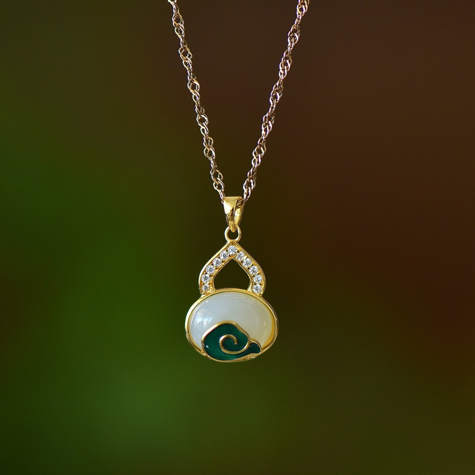 An Exquisite Sterling Silver-Gold Plated Inlaid White Jade Pendant: An Exquisite Sterling Silver-Gold Plated Inlaid White Jade Pendant,Size:0.3inx0.4in ?????????