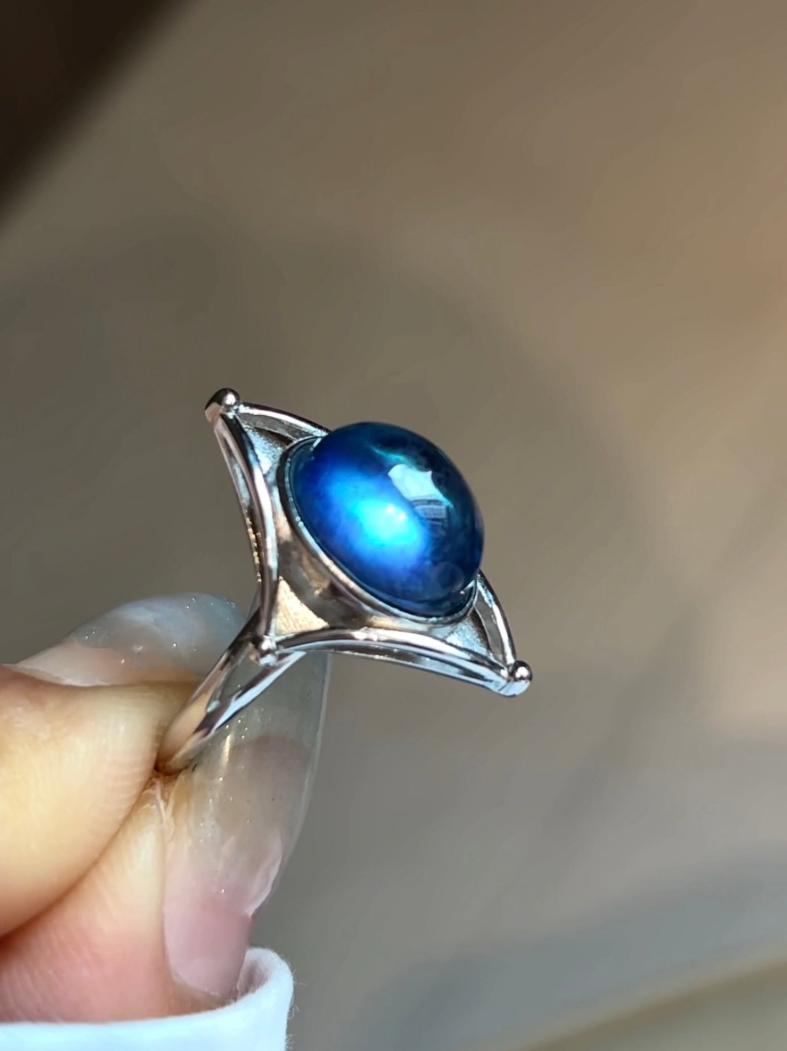 An Exquisite Sterling Silver Inlaid Aquamarine Ring: An Exquisite Sterling Silver Inlaid Aquamarine Ring,Size:0.5inx0.4in,Weight:4.5g ????????