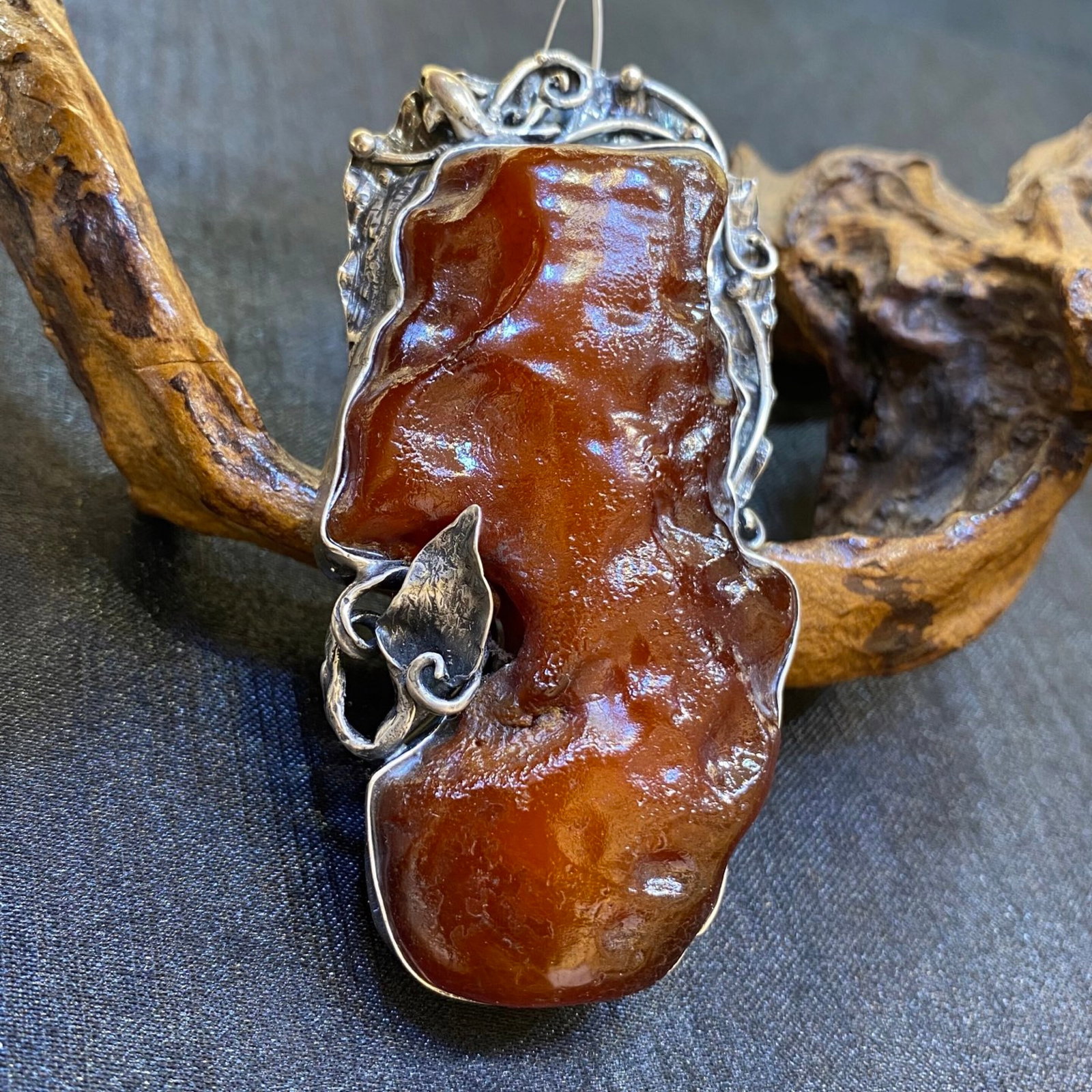 An Exquisite Beeswax Inlaid Silver Necklace: An Exquisite Beeswax Inlaid Silver Necklace,Size:1.6in,Weight:38.8g 蜜蜡镶银项链
