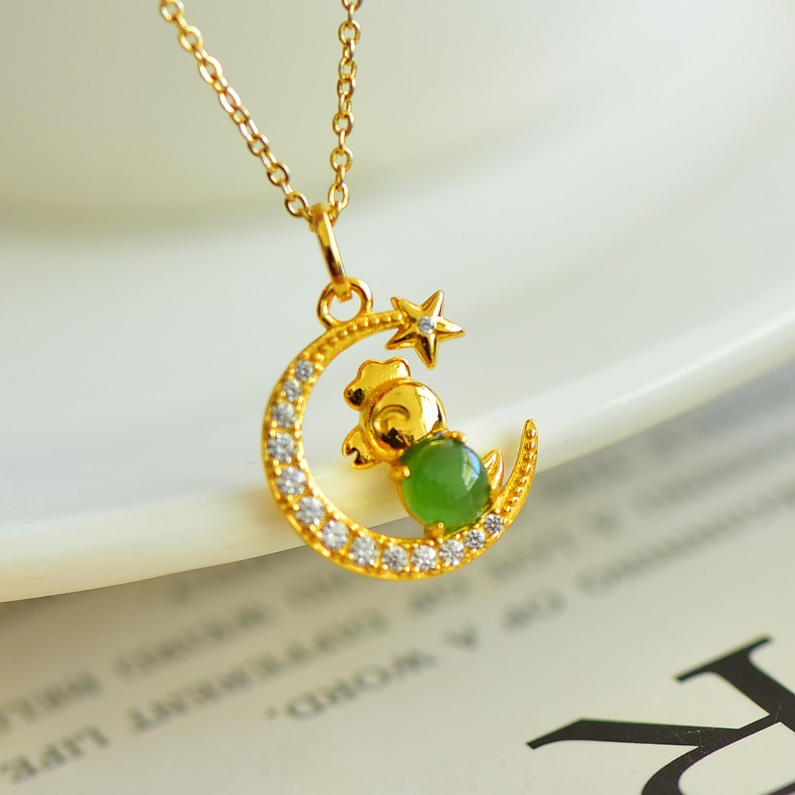 An Exquisite Sterling Silver-Gold Plated Inlaid Jasper Pendant , Inlaid Diamond: An Exquisite Sterling Silver-Gold Plated Inlaid Jasper Pendant , Inlaid Diamond , Size :0.2inx0.2in 纯银镀金镶碧玉吊坠,嵌钻石,&#